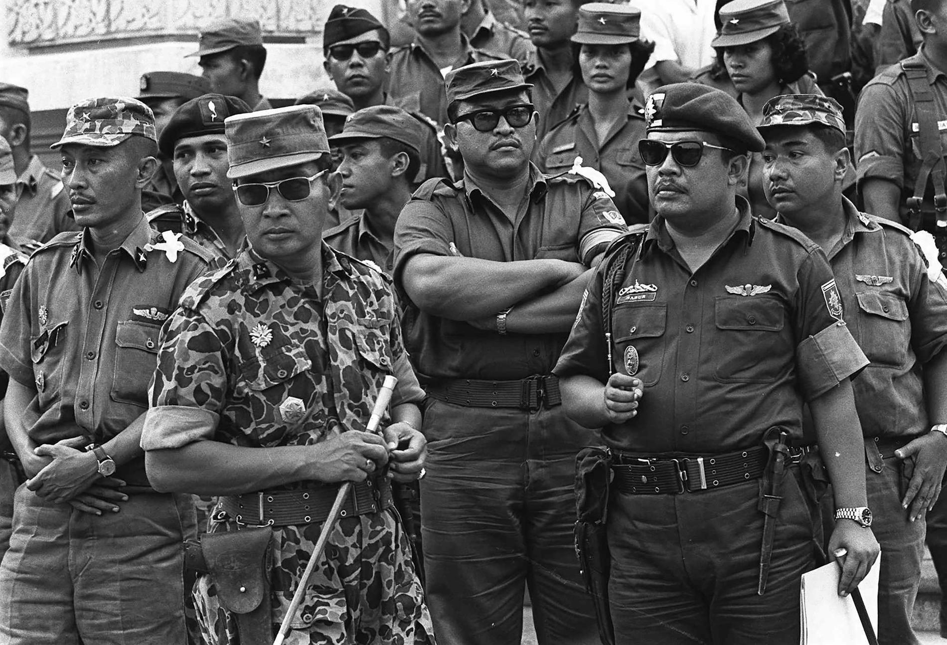 General Suharto, till vänster, 1965 då massakern pågick. 