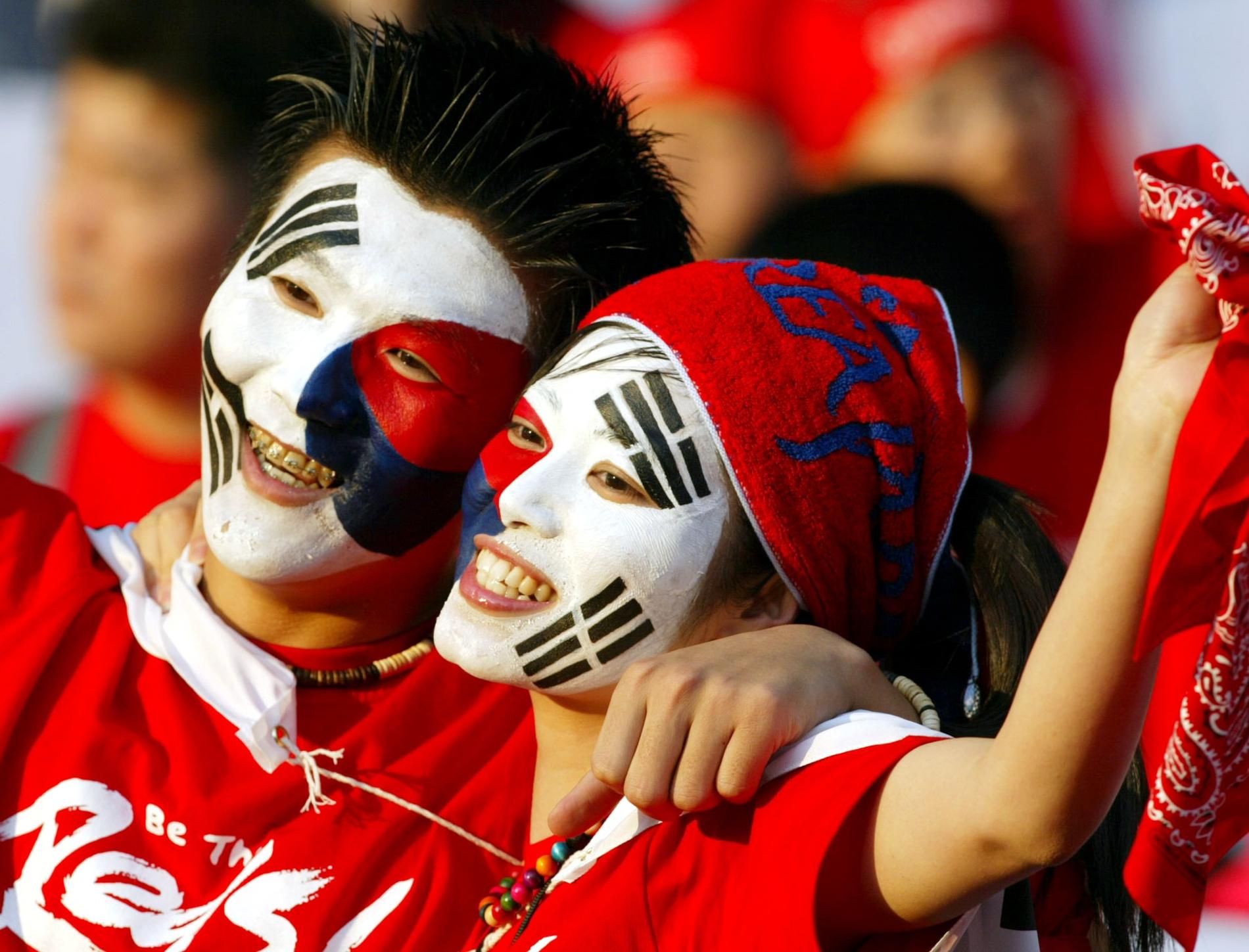Unga sydkoreaner jublar. Dock inte efter detta besked. Bilden kommer från Sydkoreas framgångsrika fotbolls-VM 2002.