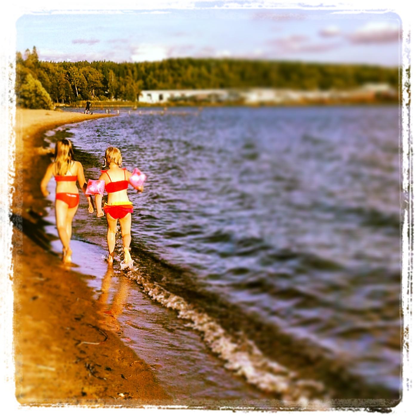 Detta är en sommarkväll på stranden i Karlskoga med mina 3 barn...underbart att se deras glädje av sommaren