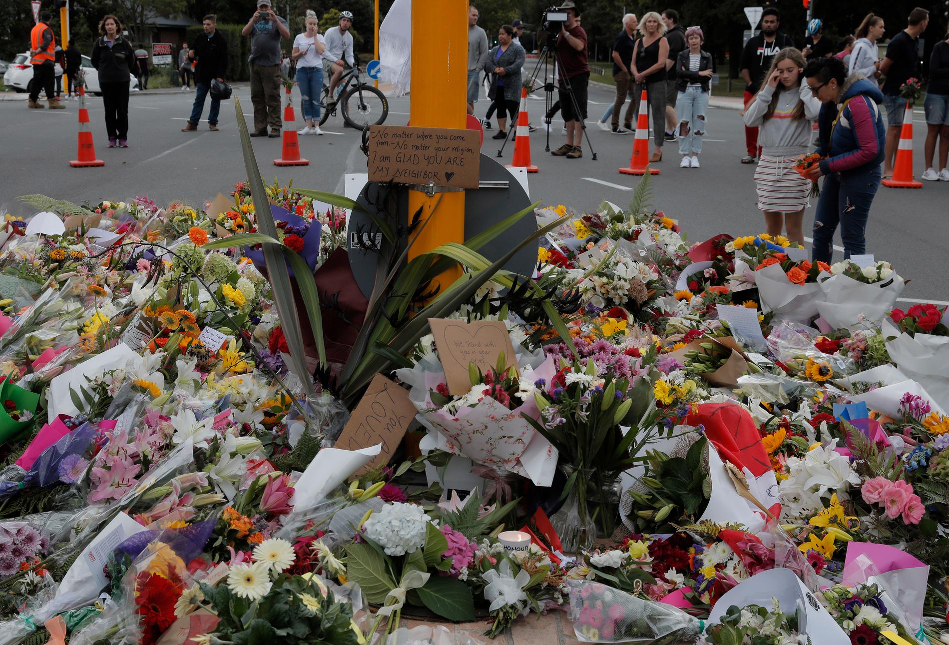 Blommor till minne av offren i Christchurch.