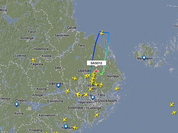 Skärmdumpen från flightradar24.com visar SAS-planets väg tillbaka till Arlanda efter blixtnedslaget kort efter start.