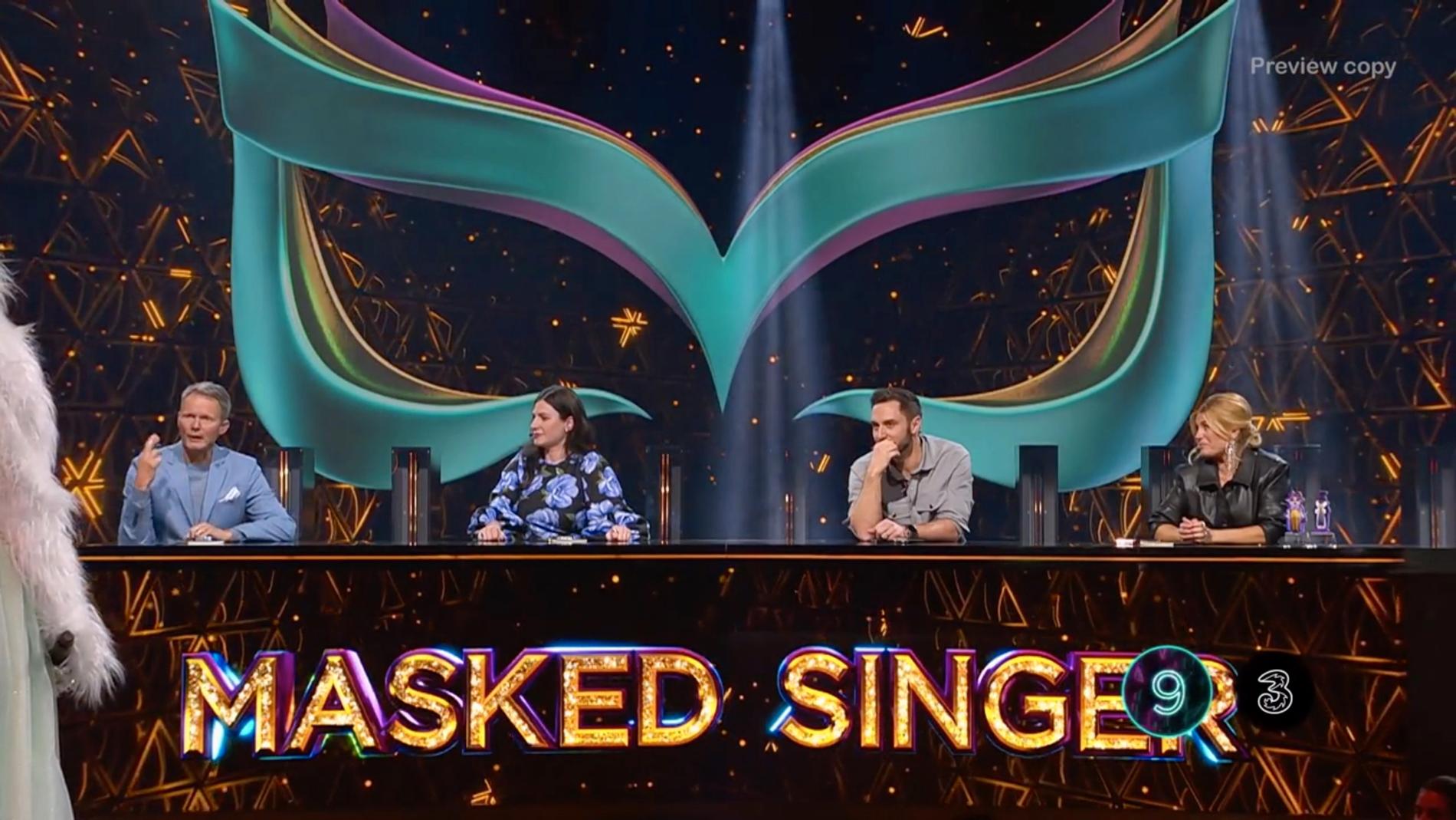 Mobiloperatörens logga dyker upp i rutan i de mest spännande minuterna under sändningen av ”Masked singer” i TV4.