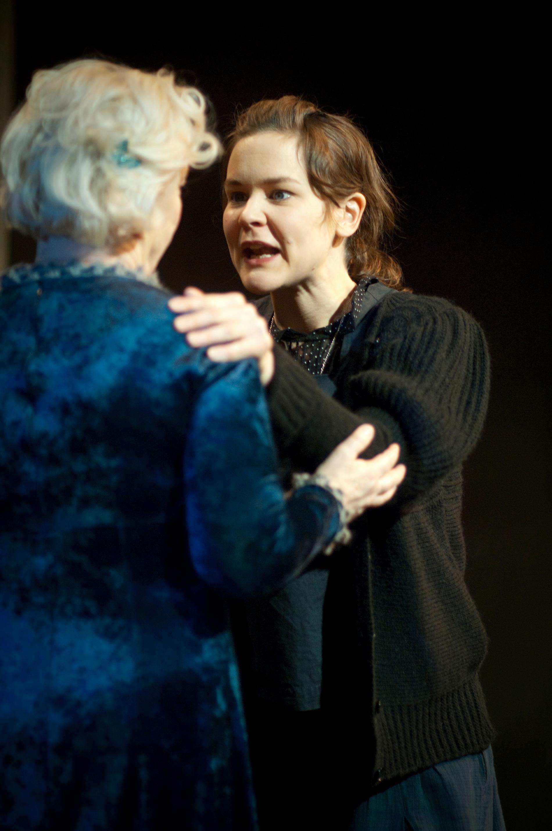 Birgitta Sundberg och Malin Güettler i "Sanna kvinnor" på Fria teatern.