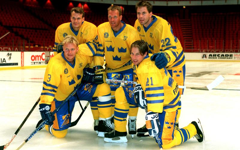 Tre Kronor-stjärnor inför World Cup 1996. Övre från vänster: Nicklas Lidström, Calle Johansson, Ulf Dahlén, nedre från vänster: Mats Sundin och Peter Forsberg.