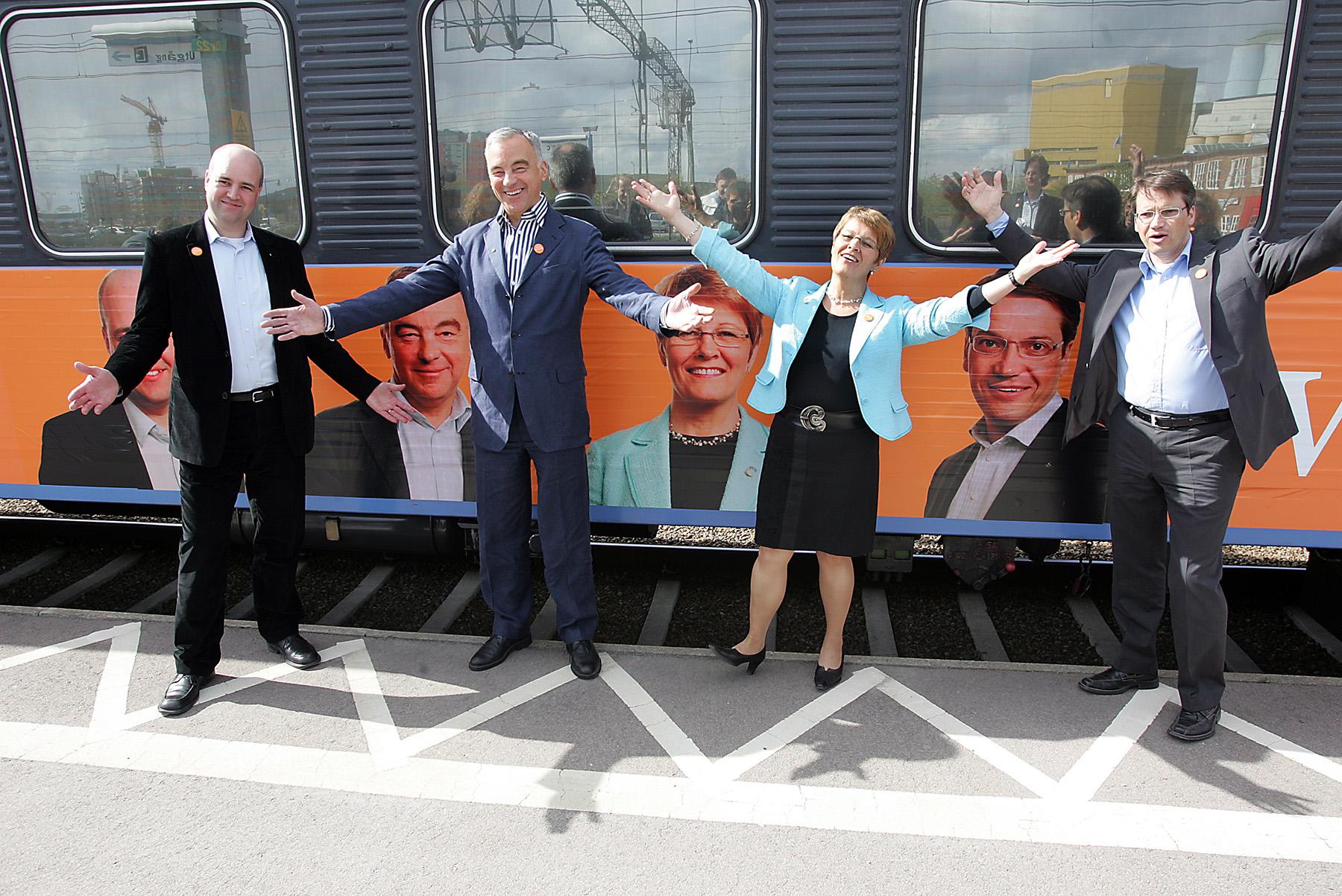 Partiledarna framför tåget under den borgerliga alliansturnen, maj 2005. 