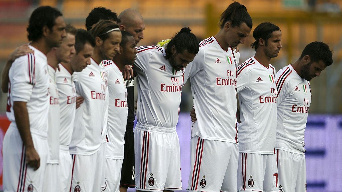 Milan-spelarna höll tyst minut för sin avlidne supporter Simoncelli innan matchen mot Lecce.