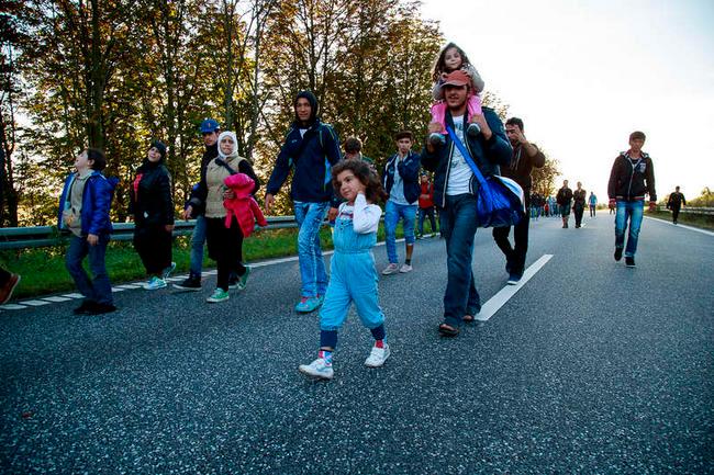 Tusentals flyktingar har de senaste veckorna tagit sig igenom Danmark – många till fots. De flesta vill till Sverige.