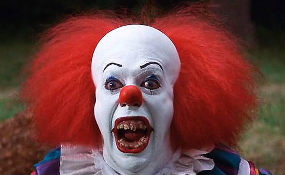 Tim Curry som Pennywise.