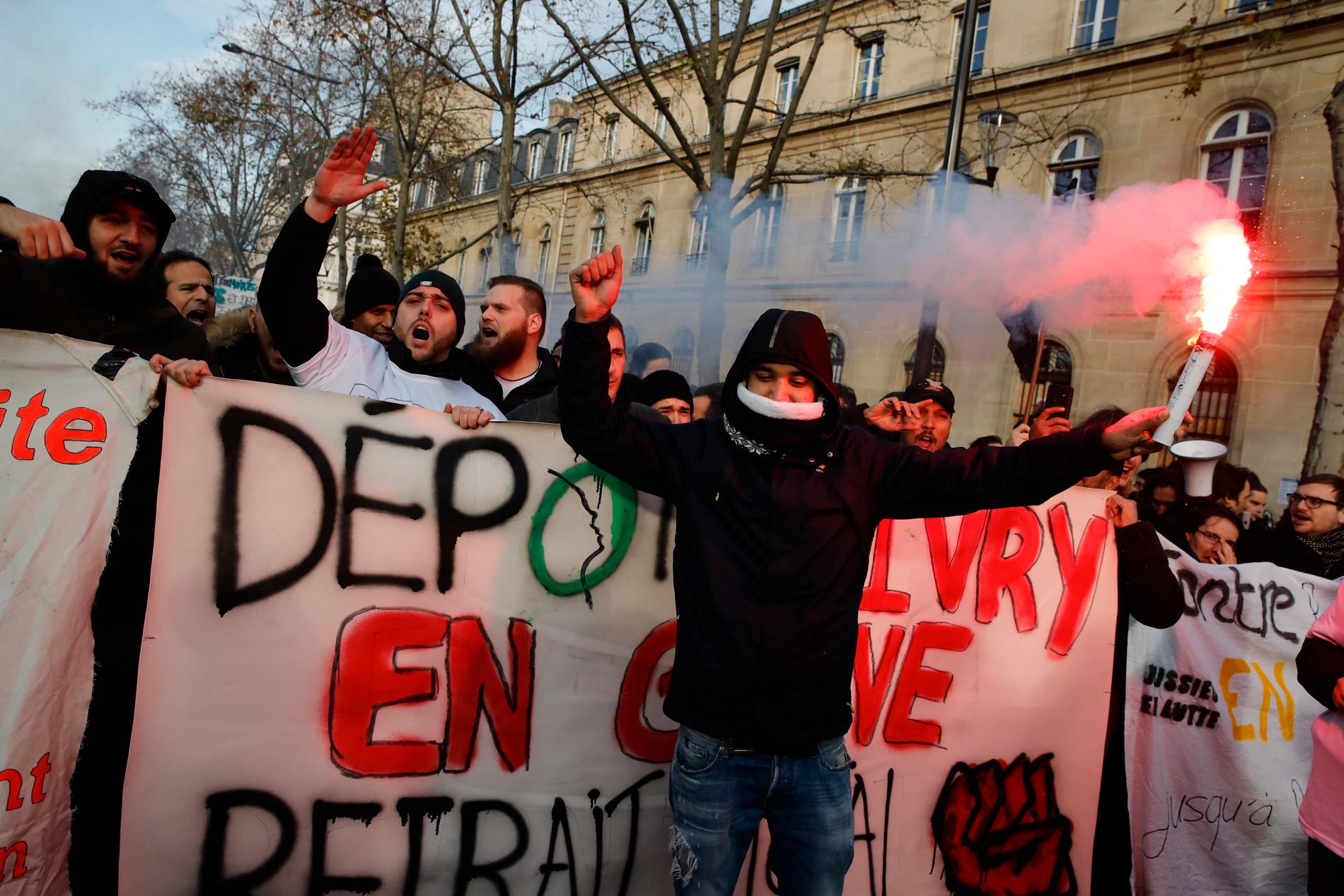 Protester i Paris den 10 december.