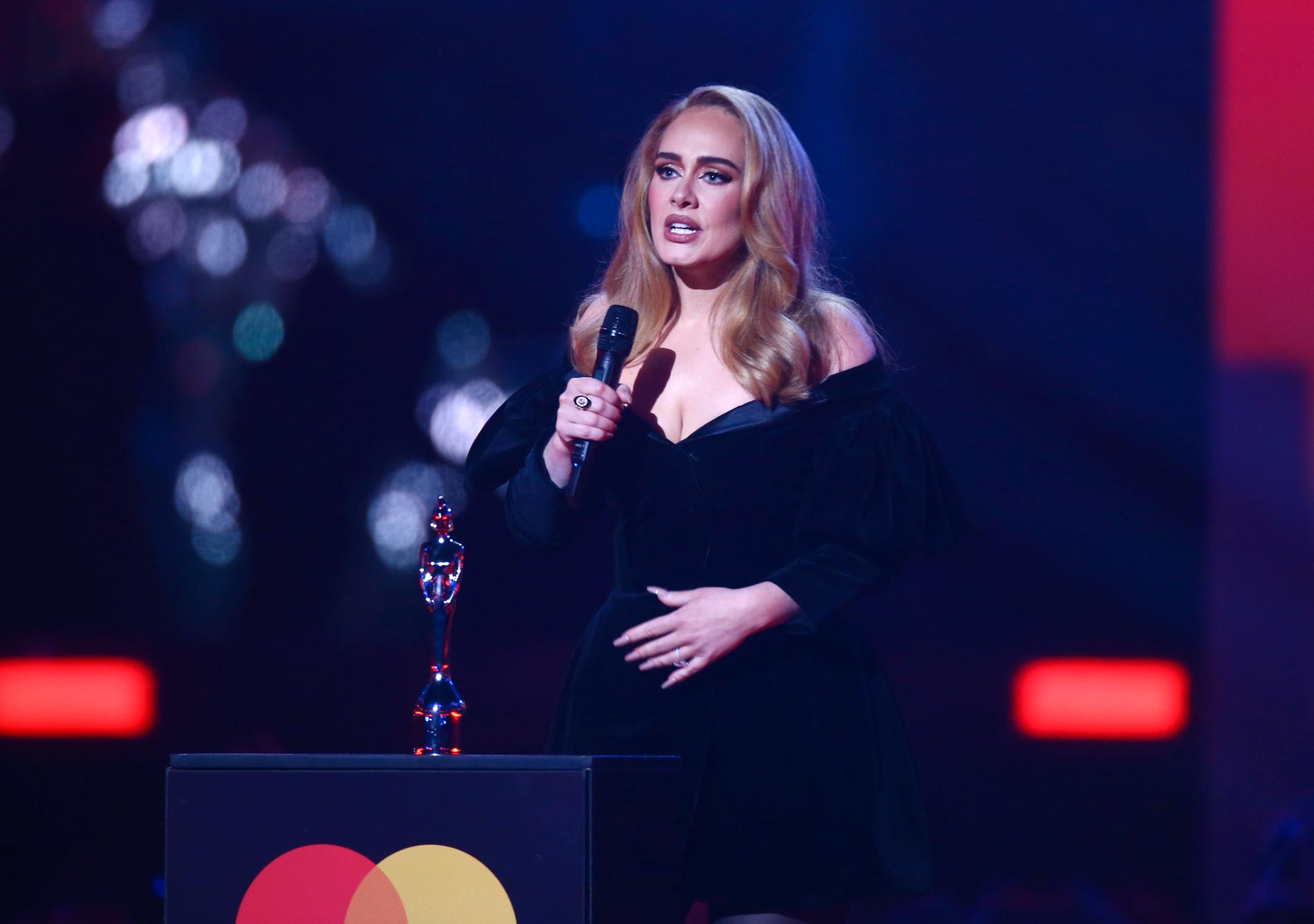 Adele sjunger och kör bil samtidigt i finalen av "The late late show". Arkivbild.