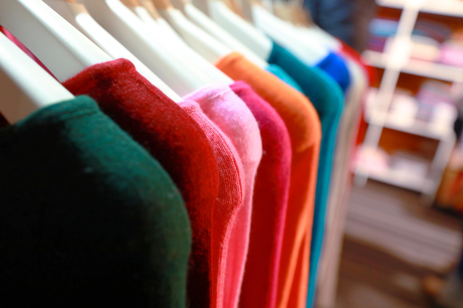 Osäker på vilken storlek du har i tröjan du vill beställa? Eller tvekar du på vilken färg som är snyggast?