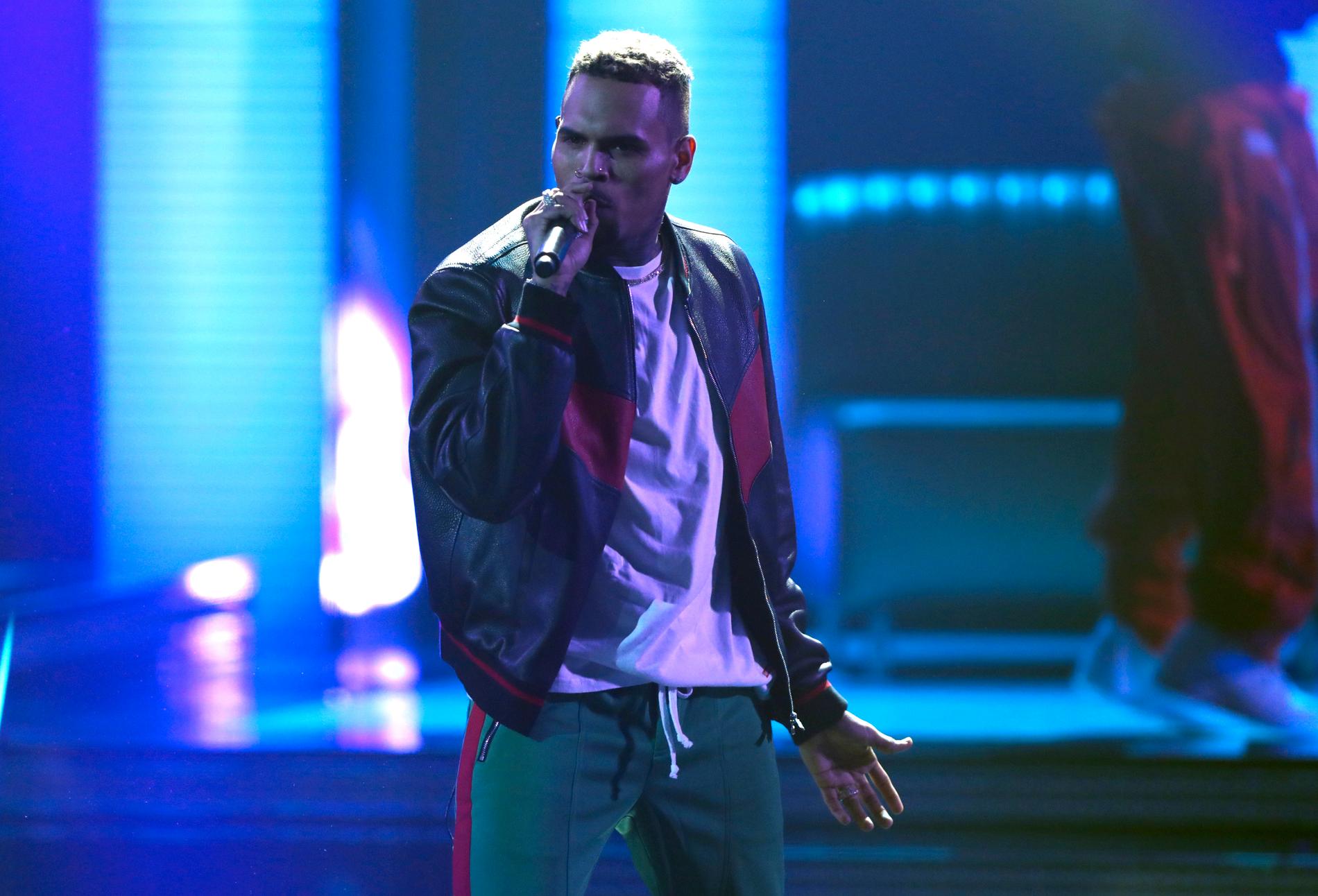 Chris Brown uppträder på BET-galan 2017. Arkivbild.