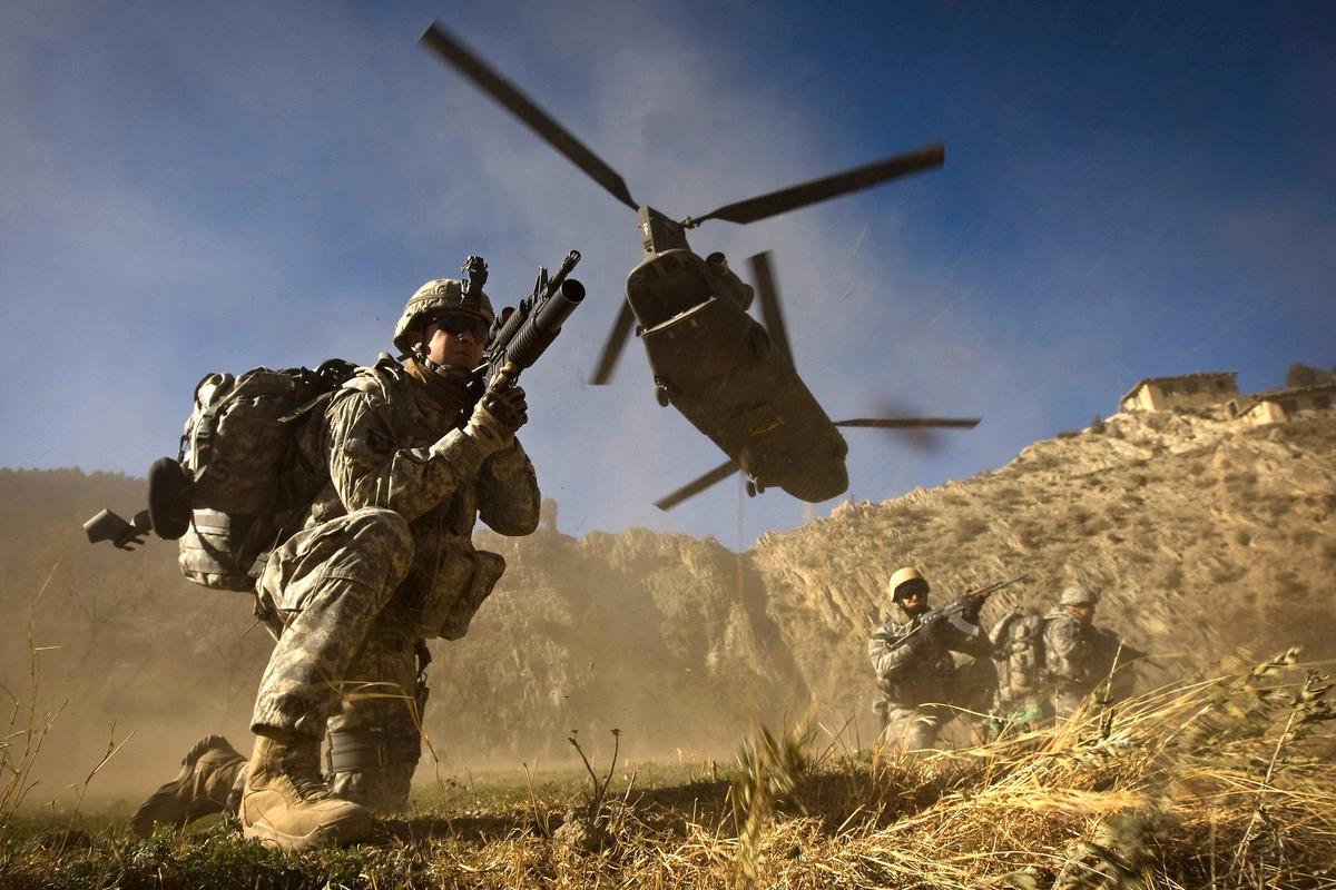 LUFTBURNA Amerikanska trupper landsätts med en Chinook-helikopter i Afghanistan – samma typ av helikopter som sköts ner i går.