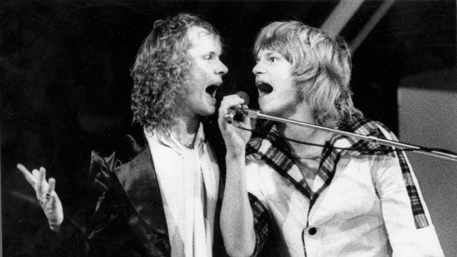 Harpo uppträder tillsammans med Ted Gärdestad 1975.