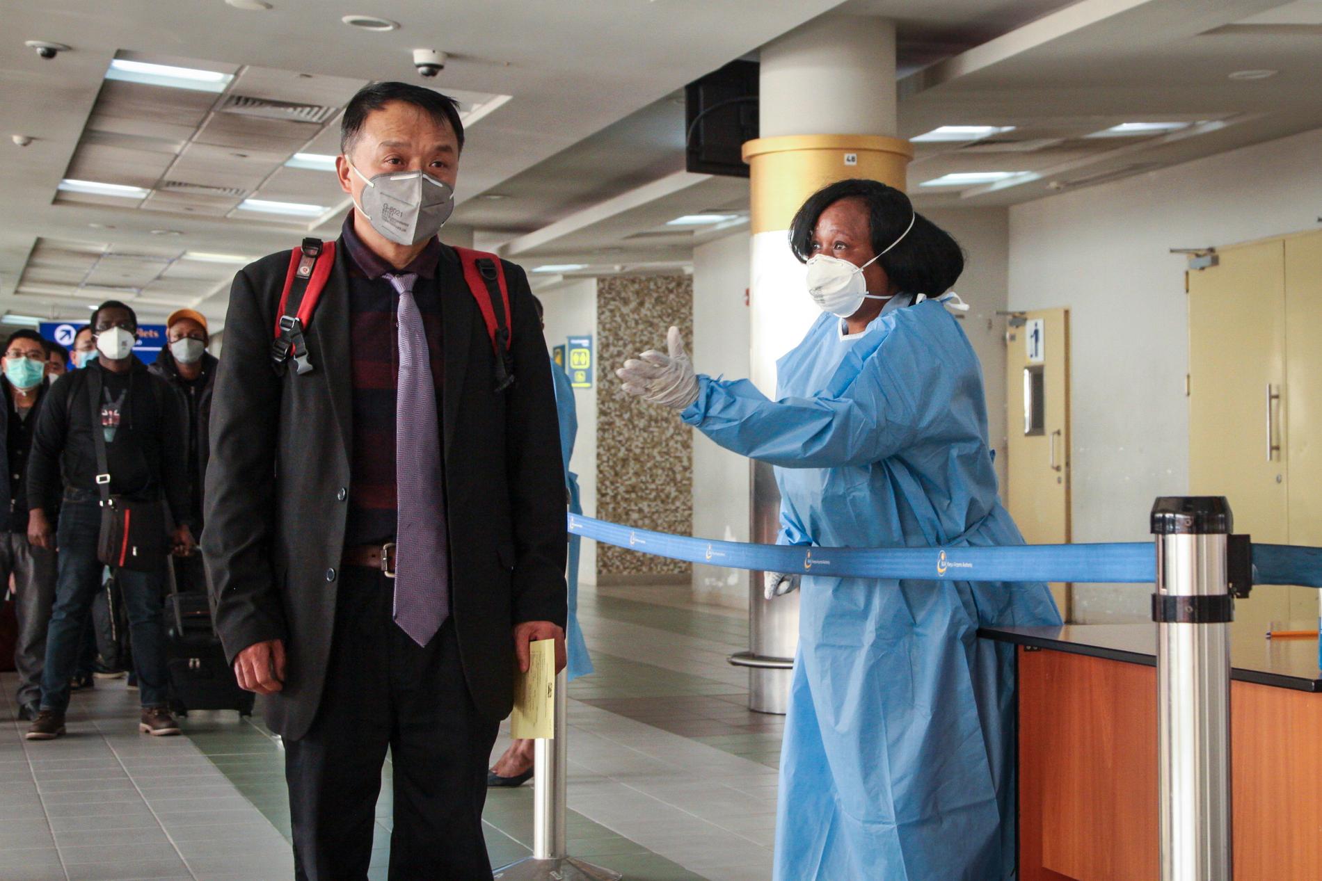 Passagerare från södra Kina kontrolleras för coronaviruset på flygplatsen i Nairobi, Kenya, i januari.