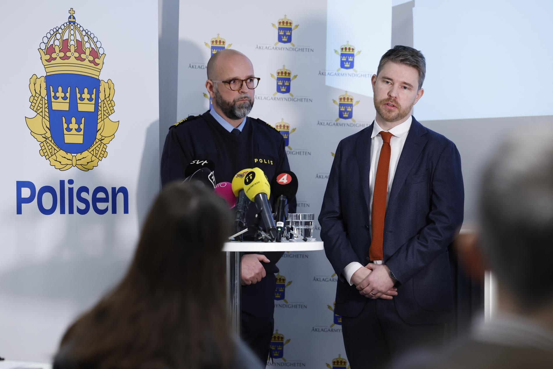 Erik Grönvall, kammaråklagare och förundersökningsledare, och Andreas Pallinder, utredningschef vid polisen i Uppsala, under pressträffen om åtalet. 
