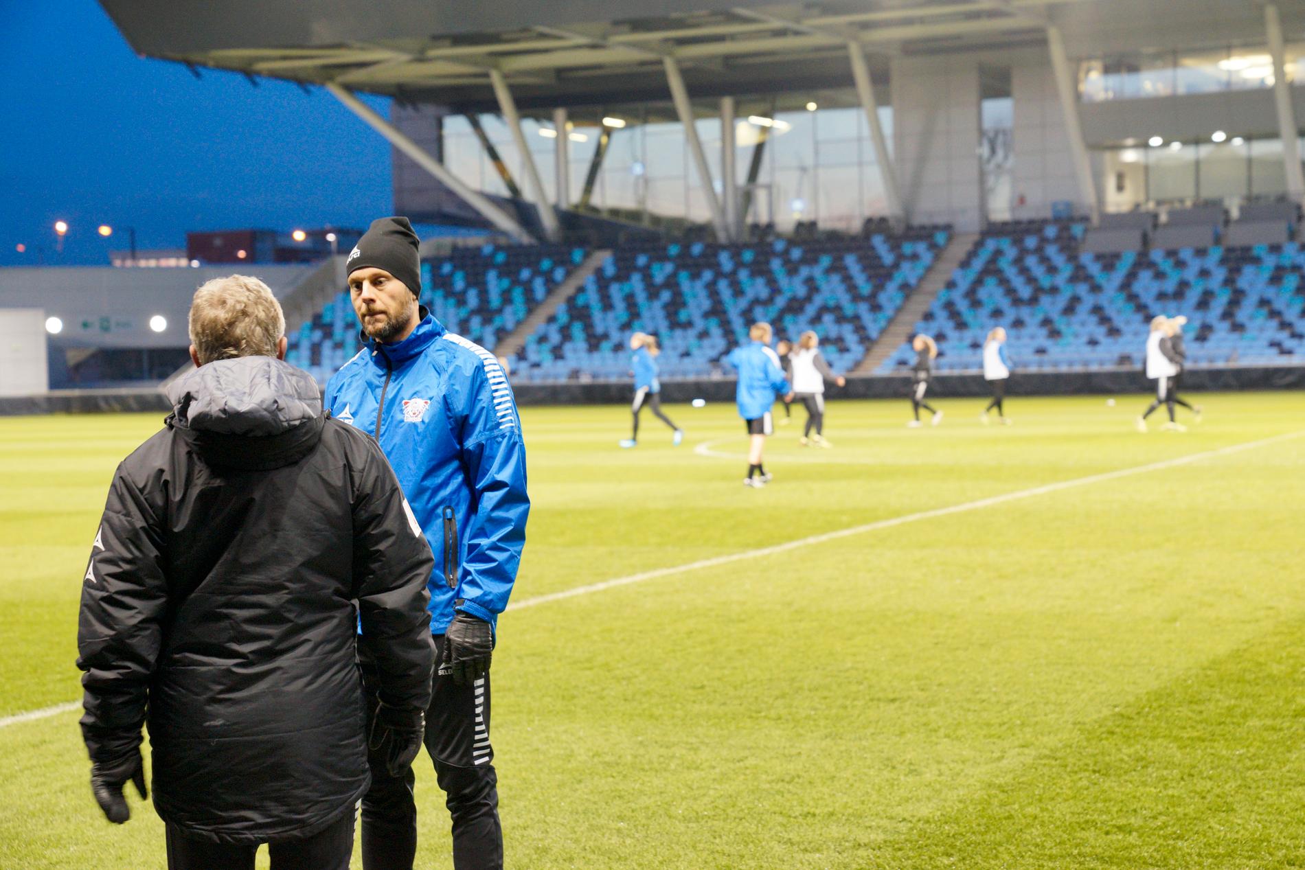 Linköpings tränare Marcus Walfridson under tisdagens träningspass på Academy Stadium, dagen före Champions League-kvartsfinalen borta mot Manchester City.