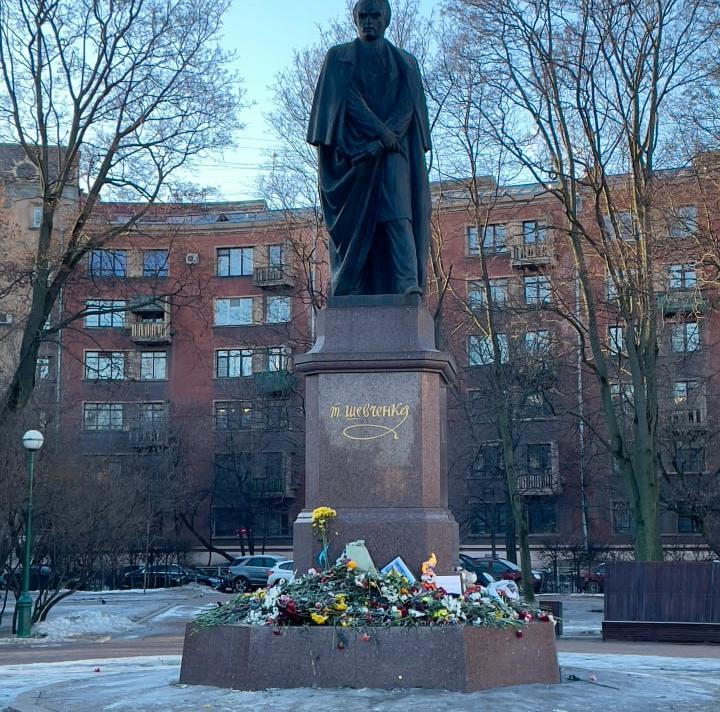 I Sankt Petersburg läggs blommor och leksaker ner vid statyn av den ukrainska nationalskalden Taras Sjevtjenko.
