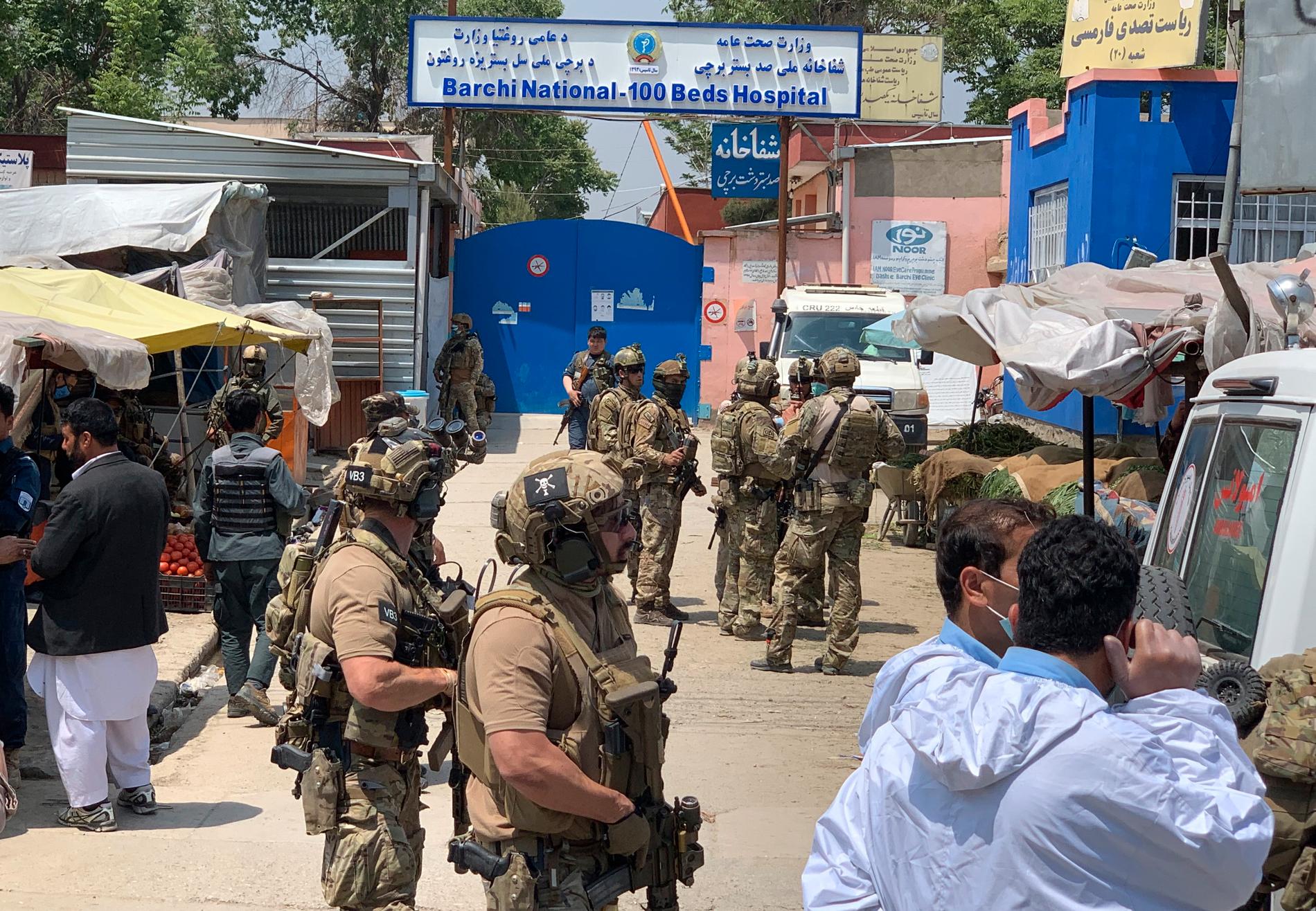 Afghansk och utländsk säkerhetspersonal på plats efter attacken mot sjukhuset i Kabul.
