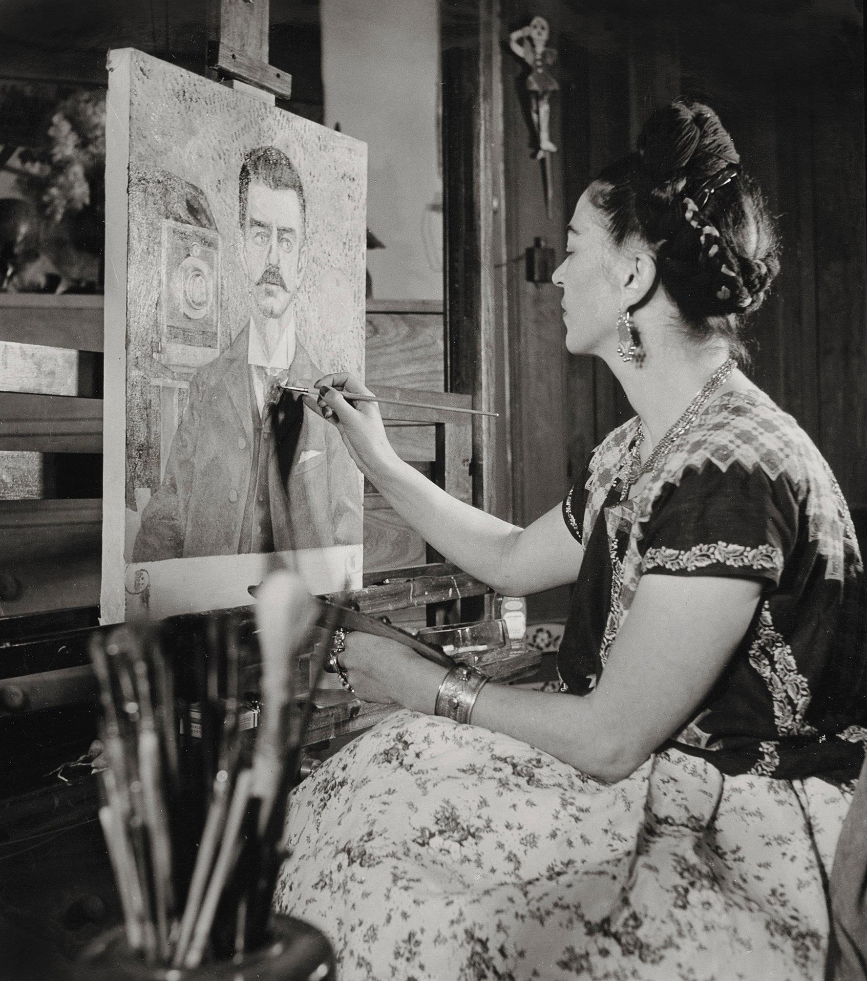 Frida Kahlo målar ”Porträtt av min far Guillermo Kahlo”, 1951. Pressbild.