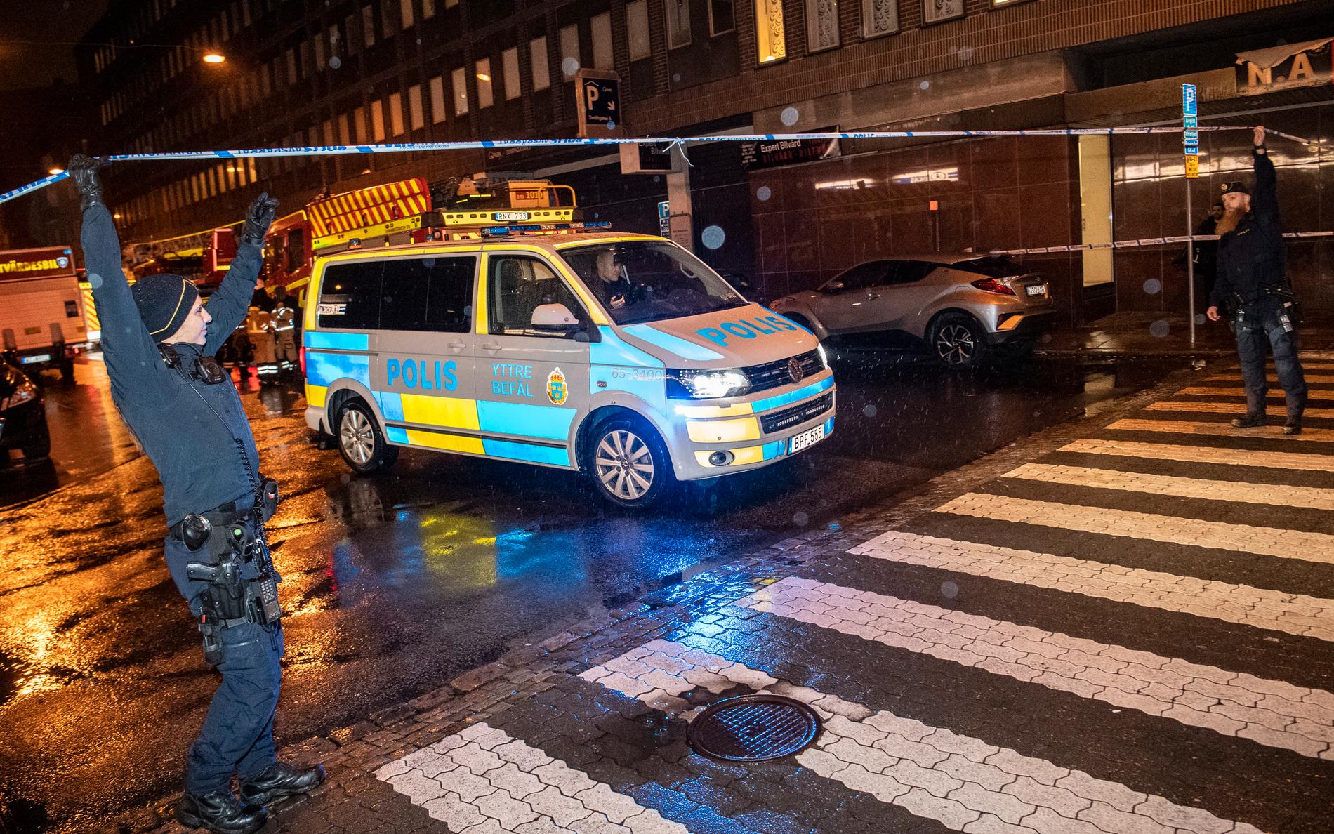 Polis och räddningstjänst på plats innanför avspärrningarna kring polisens garage på Sallerupsvägen natten till torsdagen.