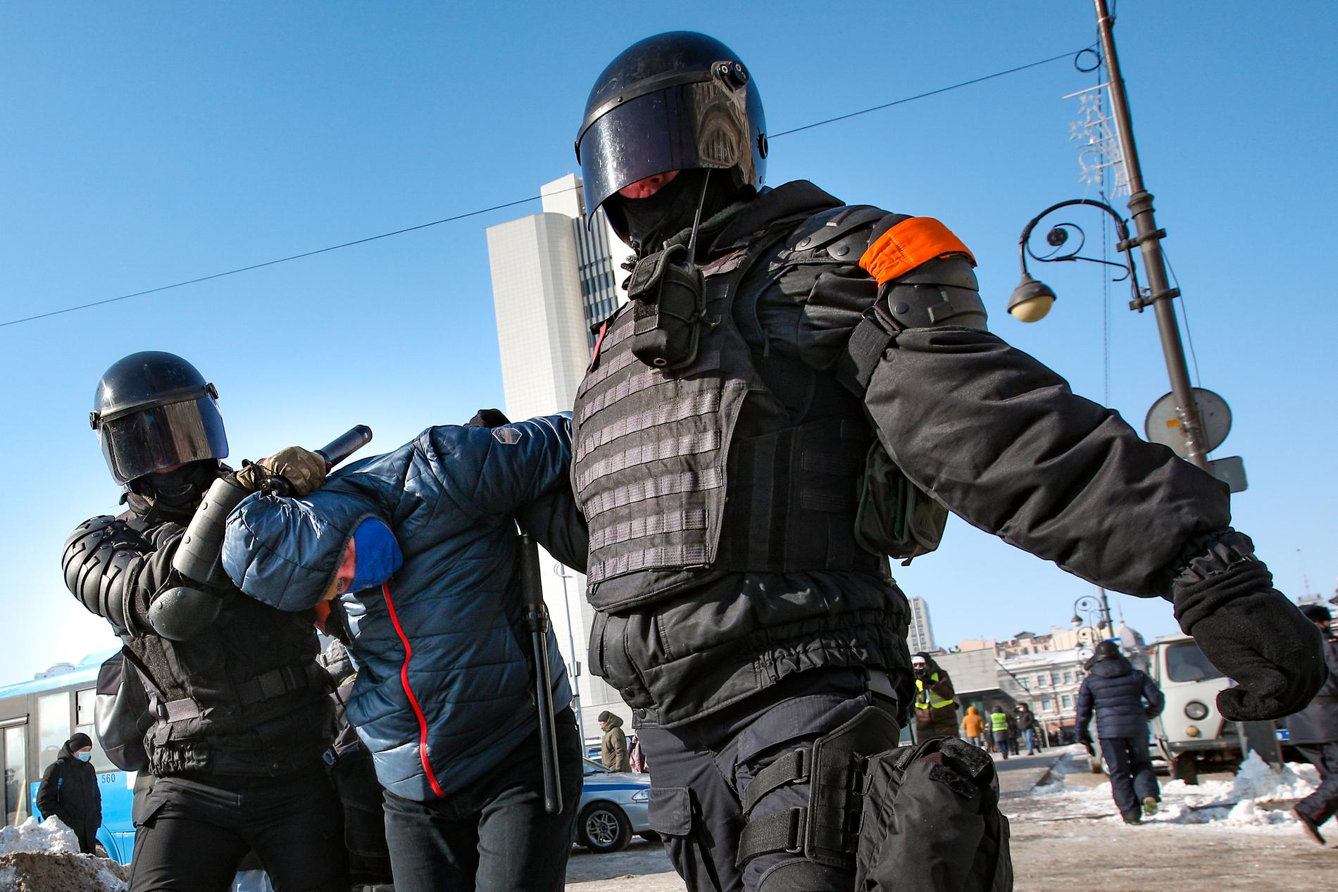 Polisinsats under protester i Vladivostok, Ryssland på söndagen.