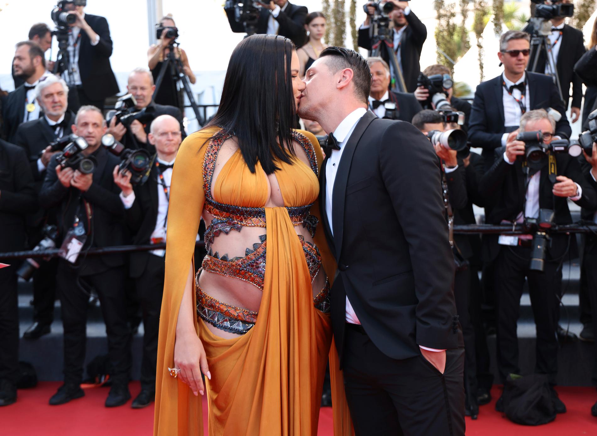 Adriana Lima och filmproducenten Andre Lemmers på filmpremiären av ”Elvis” i Cannes.