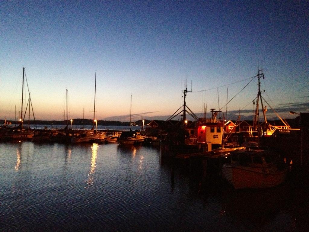 Kvällspromenad i Ellös hamn.