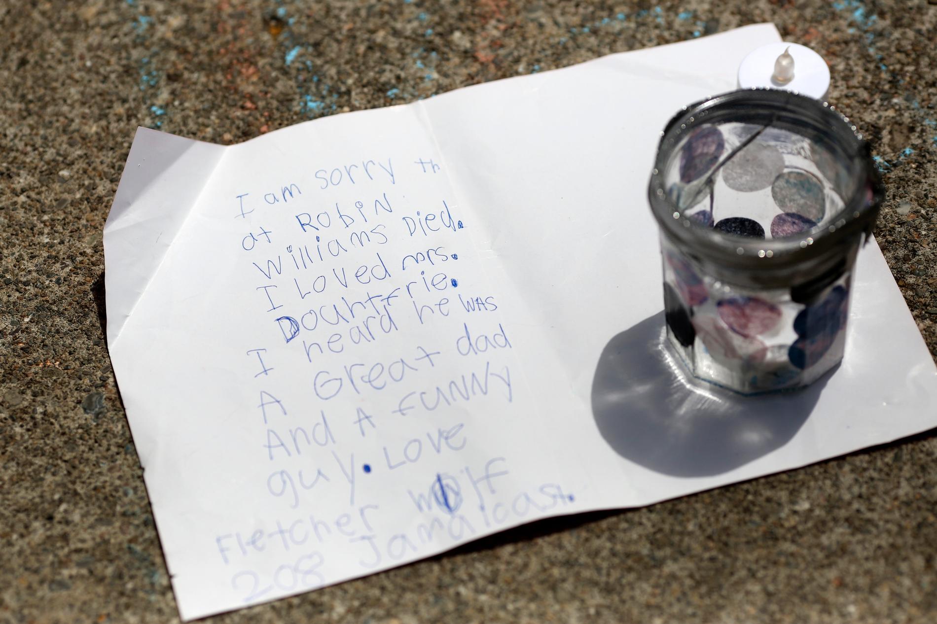 Barnen hyllar  En liten handskriven lapp från ett barn utanför Williams hus