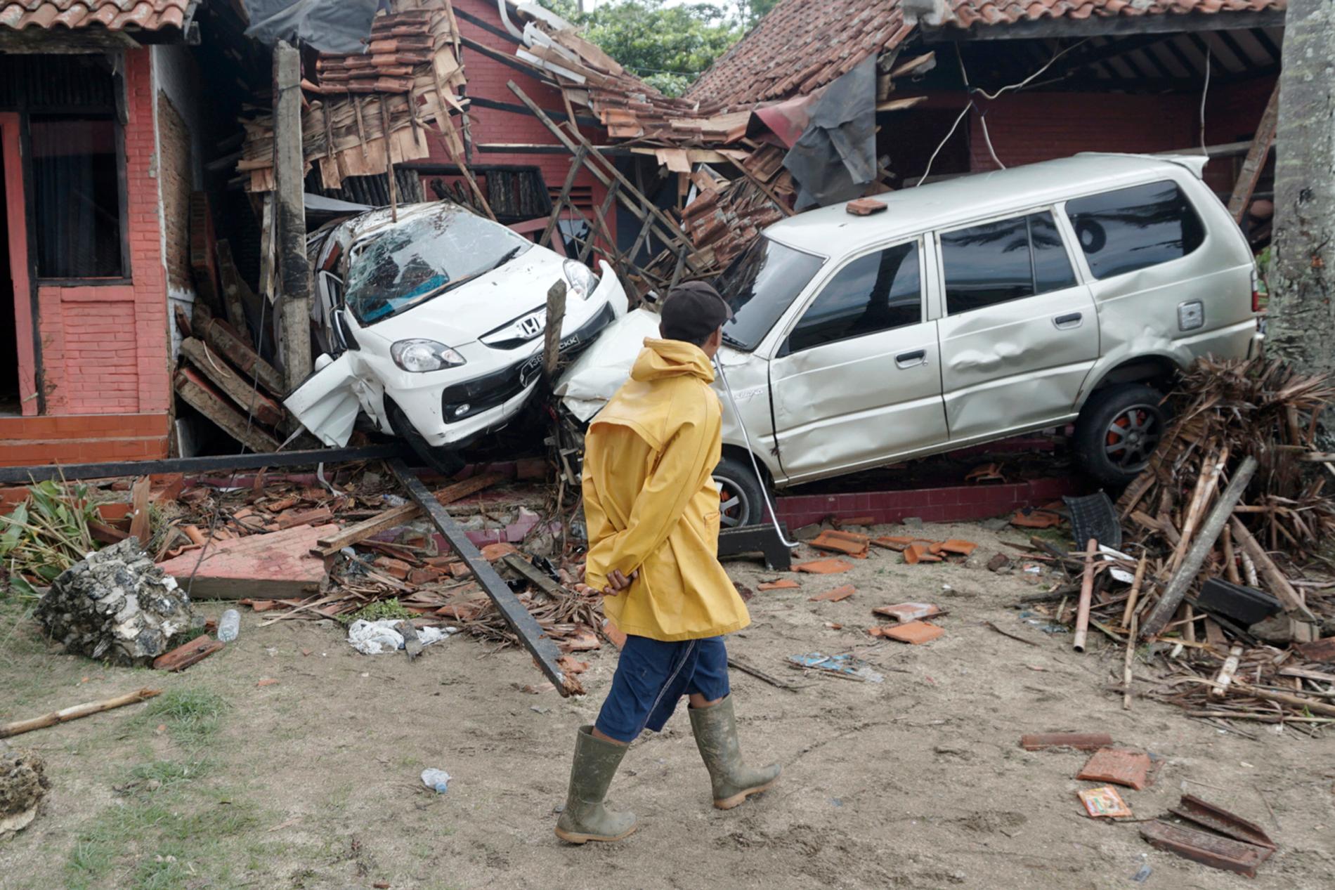 Minst 222 personer har dött efter att en tsunami nådde stränderna vid Sundasundet i Indonesien.