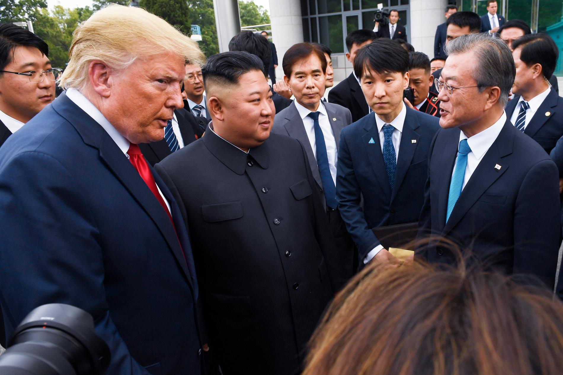 USA:s president Donald Trump, Nordkoreas diktator Kim Jong-Un och Sydkoreas president Moon Jae-In vid gränsen mellan Nord- och Sydkorea i somras.
