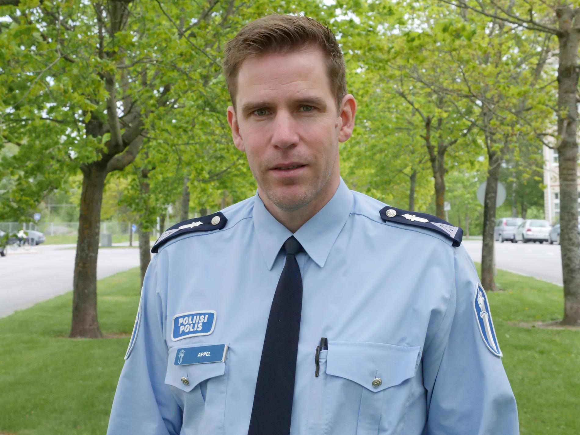 Att snusa är inte brottsligt. Mikael Appel, kommunikationschef hos polisen i Österbotten, säger att flera inom polisen också snusar.
