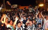 Fansen firade. Tusentals Juventus-anhängare firade den 28:e ligatiteln på Piazza Castello i Turin i natt.
