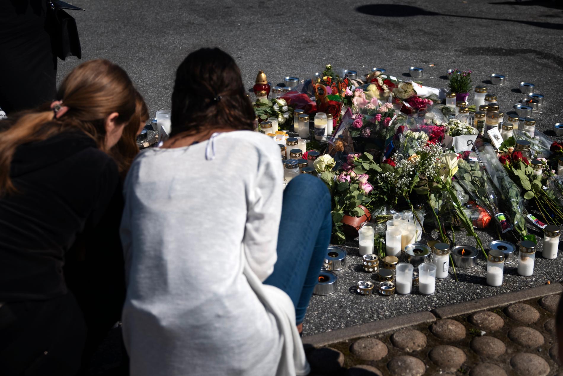 Många har lämnat blommor och ljus på platsen där 12-åringen sköts ihjäl.