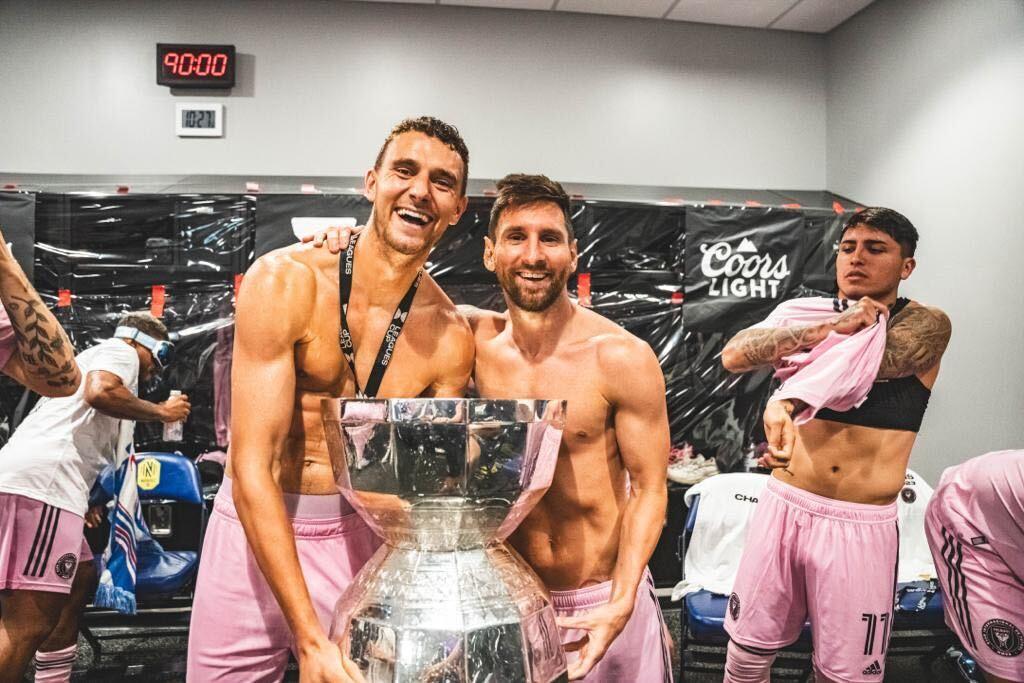 Christopher Mcvey och Lionel Messi efter att ha vunnit cuptiteln. 
