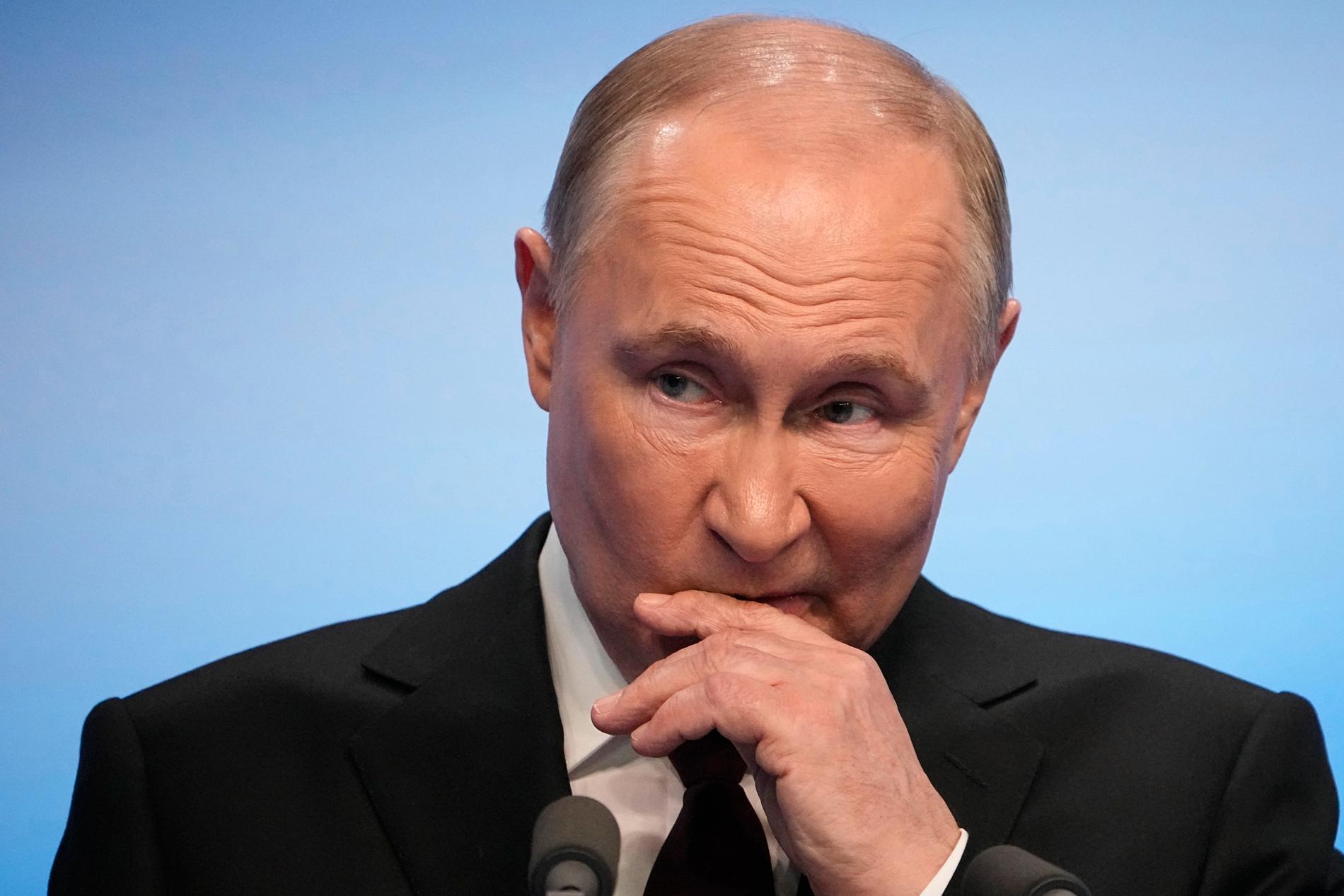 Vladimir Putin får betala för vapnen som dödar ryssar, skriver Wolfgang Hansson. 