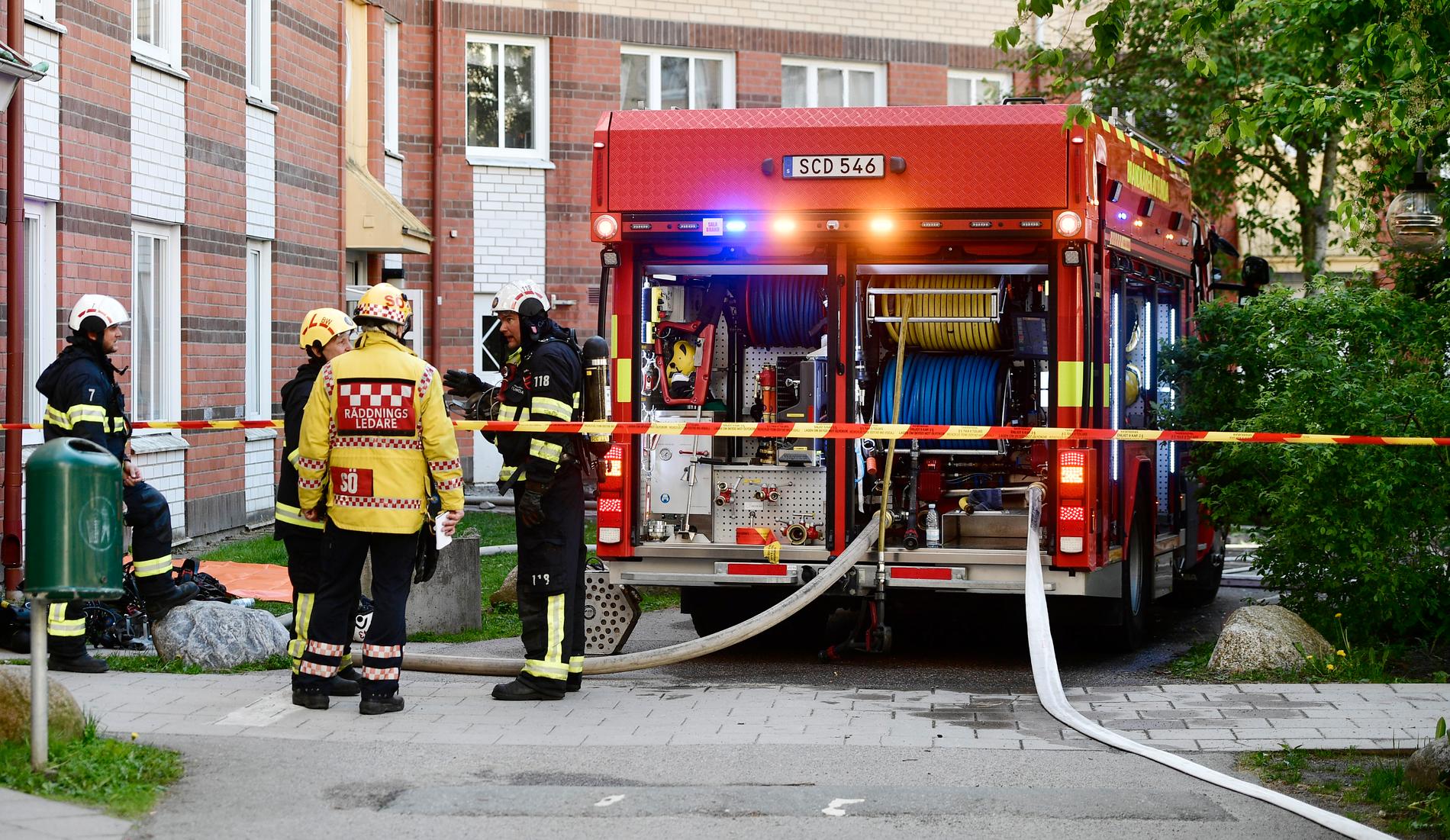 Brandmän från tre stationer ryckte ut till en lägenhetsbrand i Kallhäll
