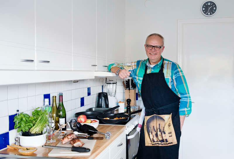 DET SKA SVÄNGA OM MATEN Han har provsmakat litervis med vin genom åren och ger nu ut ännu en kokbok, ”Håkan Larssons lördagkväll med mat och vin” - inklusive musiktips. ”Matlagning och musik hör ihop”, säger Håkan Larsson.