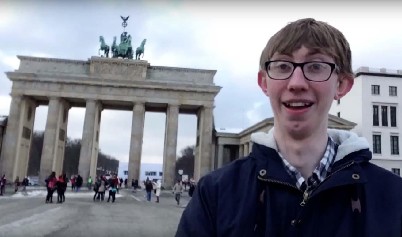 Jordan Cox passade bland annat på att ta en currywurst och besöka Brandenburger Tor i väntan på flyget tillbaka till England.