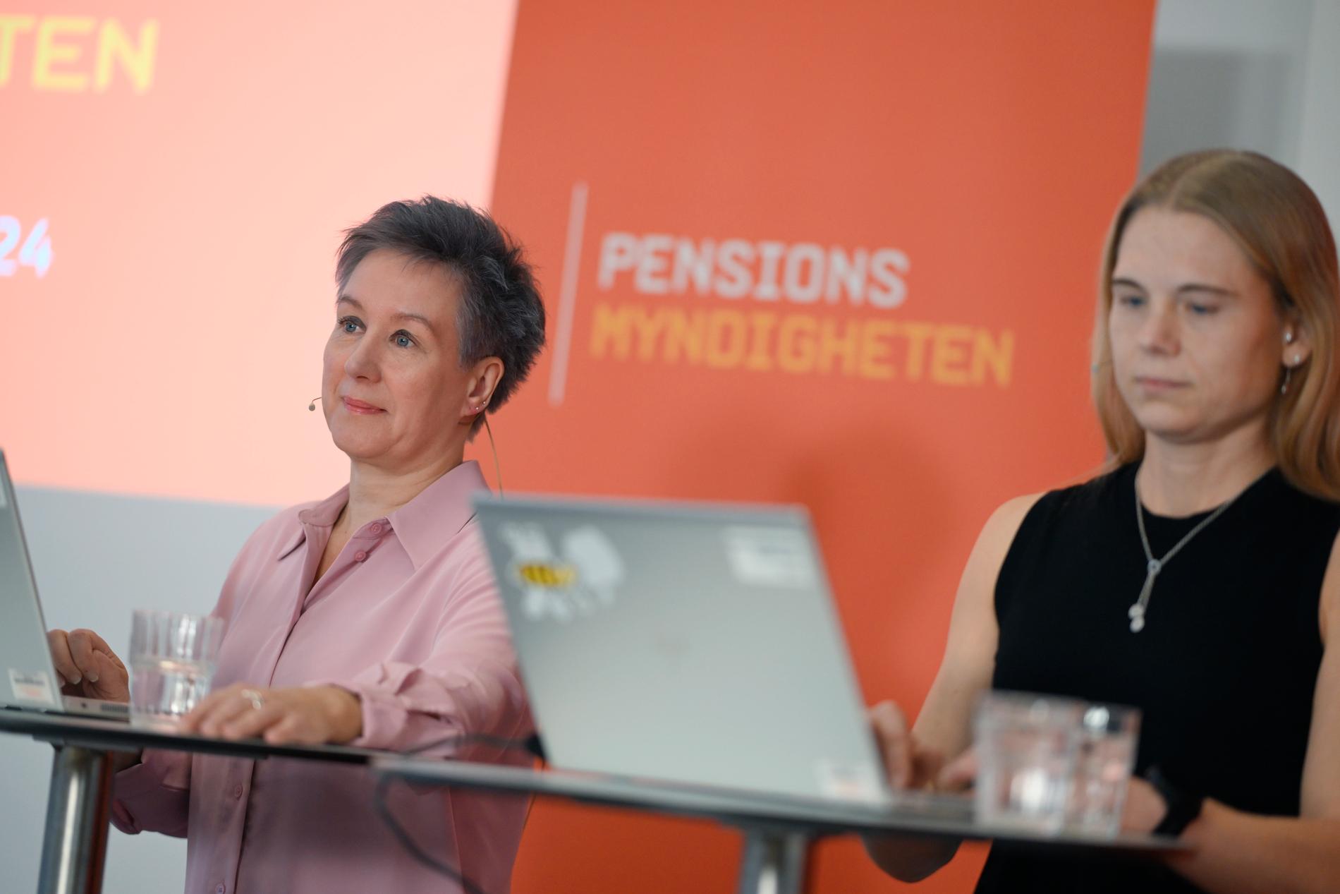 Pensionsspecialist Agneta Claesson (vänster) och analytiker Linda Wiese under Pensionsmyndighetens pressträff om pensionerna för 2024.