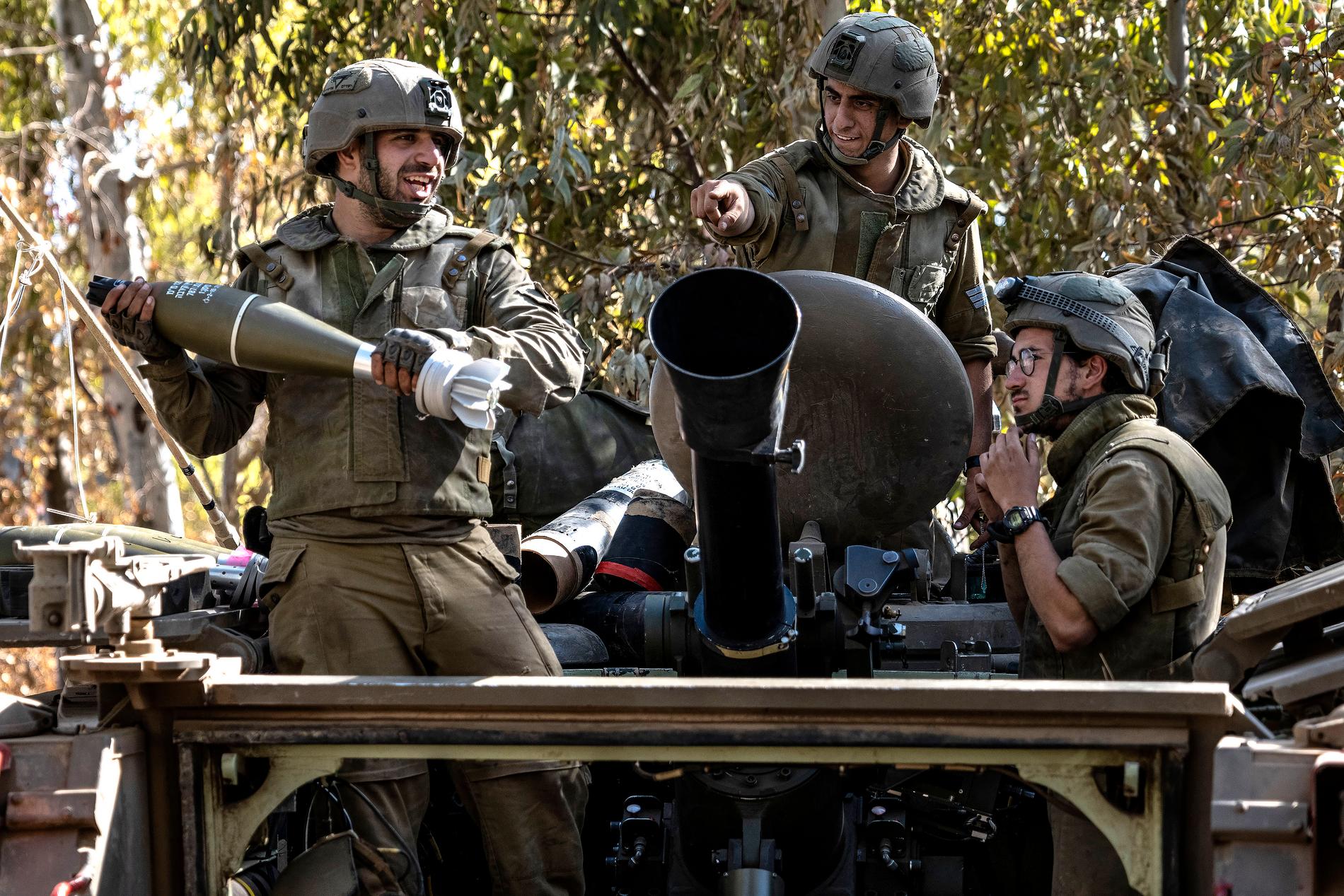 Israeliska soldater laddar ammunition på en APC nära gränsen till Gaza. 