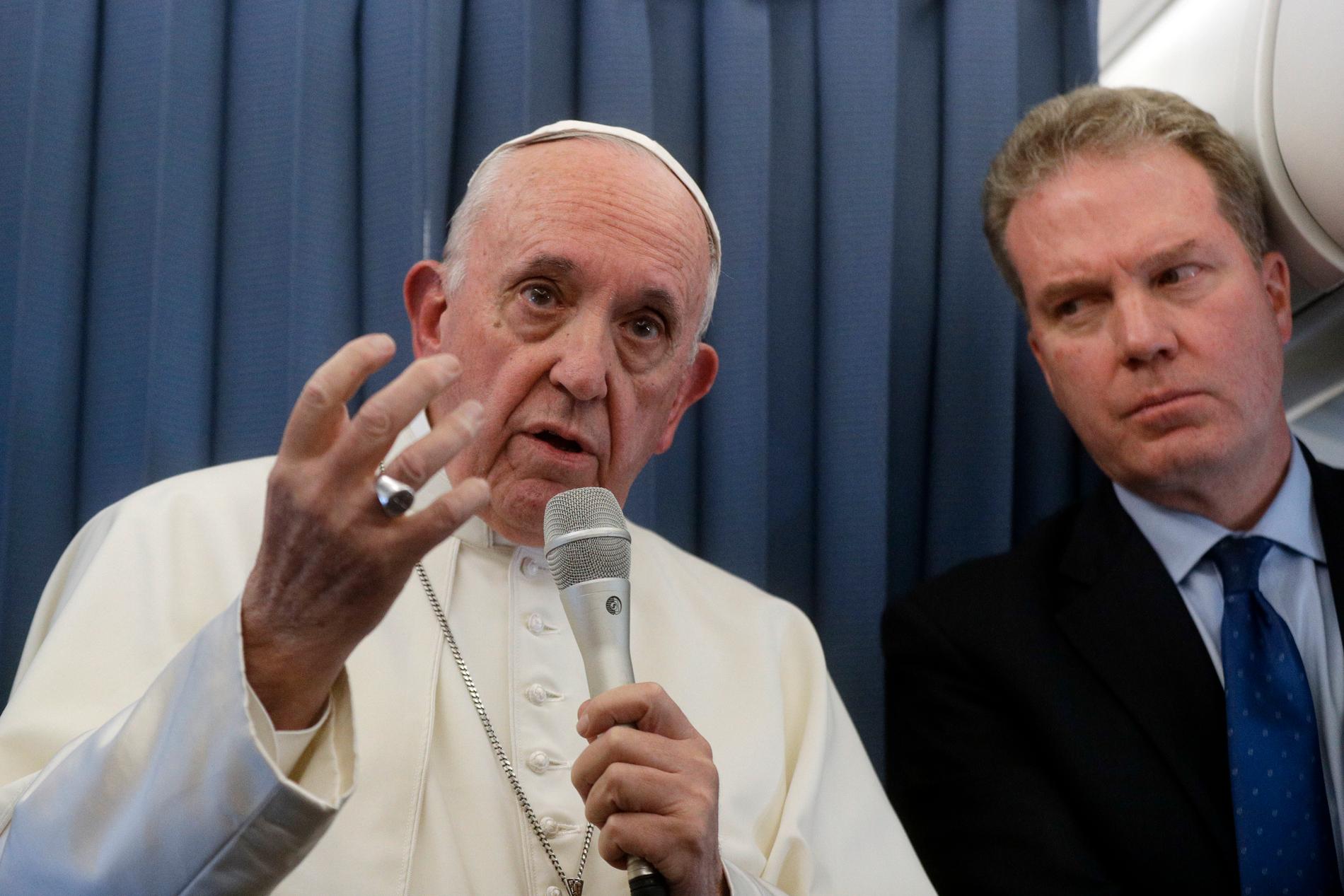 Påve Franciskus ville inte kommentera påståendena om att han skulle ha struntat i övergreppsanklagelser mot en kardinal.
