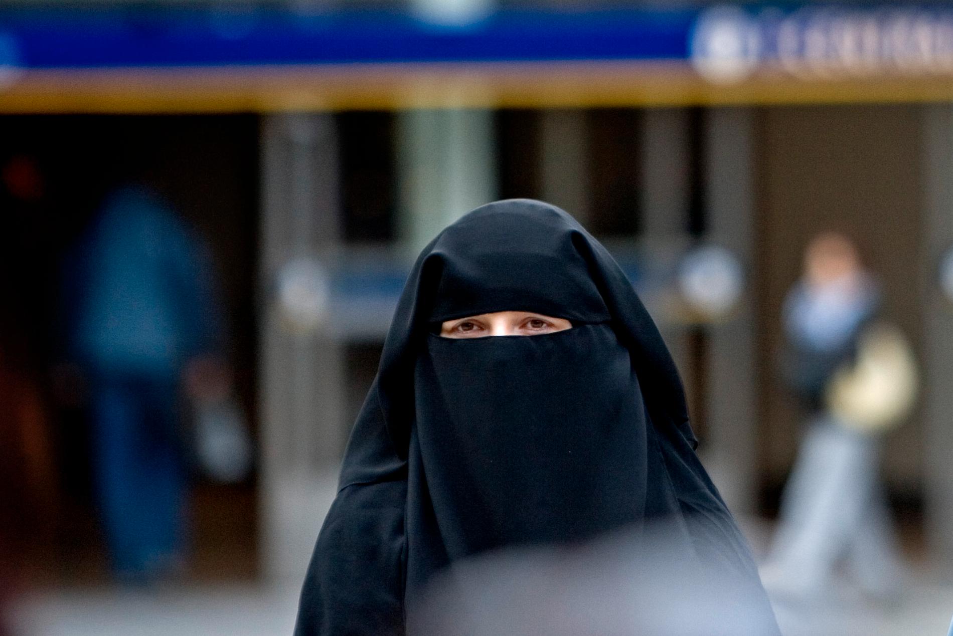 De våldsbejakande extremisterna pratar inte längre i första hand om att resa och kriga, utan predikar istället radikala idéer om att man ska isolera sig och tillämpa en väldigt strikt tolkning av islam, som att kvinnor ska bära heltäckande kläder. Arkivbild.