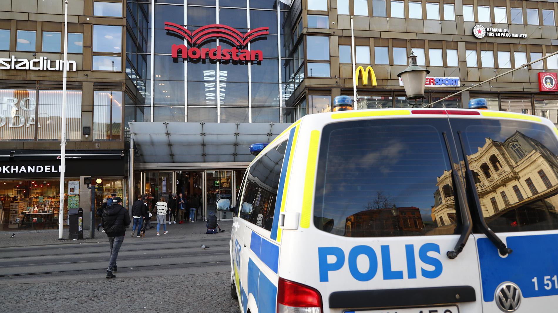 Hovrätten sänker straffet för ett knivdåd nära köpcentret Nordstan i Göteborg i fjol. Arkivbild.