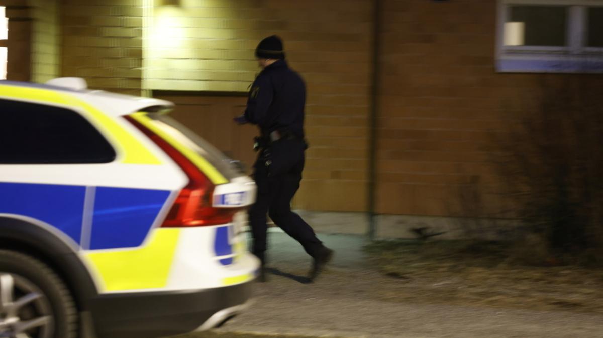 Polis på plats vid bostaden i Ronna, Södertälje, i söndags. 
