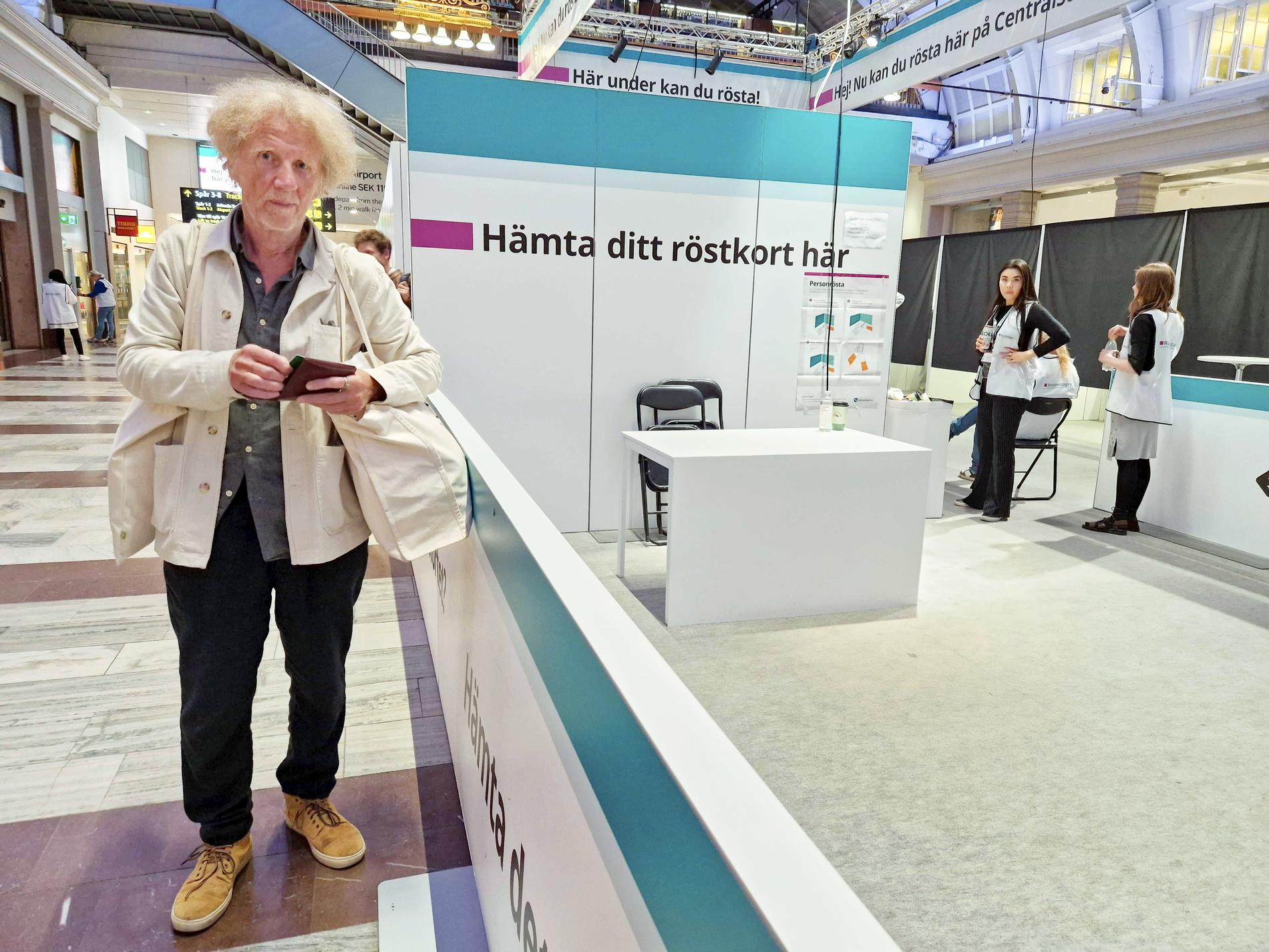 Jan Håfström har köat i över två timmar, och var en av de sista personerna i kön till förtidsröstningen på Stockholm centralstation.