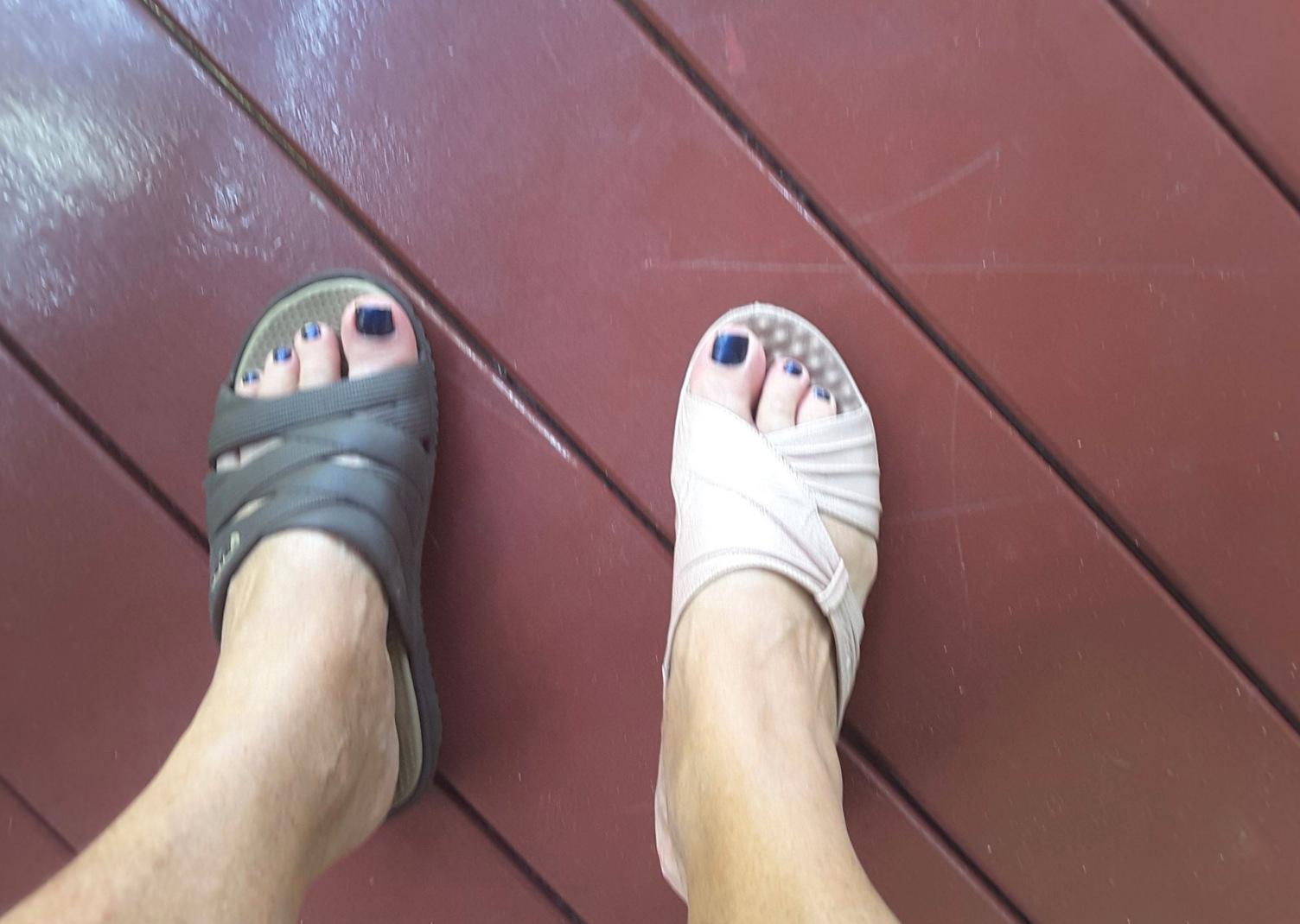 ”Att 'rocka sockorna' här i Thailand är lite svårt då jag alltid går barfota. Jag försöker med att 'rocka' skorna istället”.