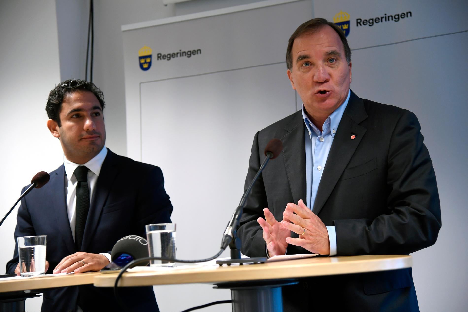 Civilminister Ardalan Shekarabi och statsminister Stefan Löfven och under deras besök i Katrineholm i dag.