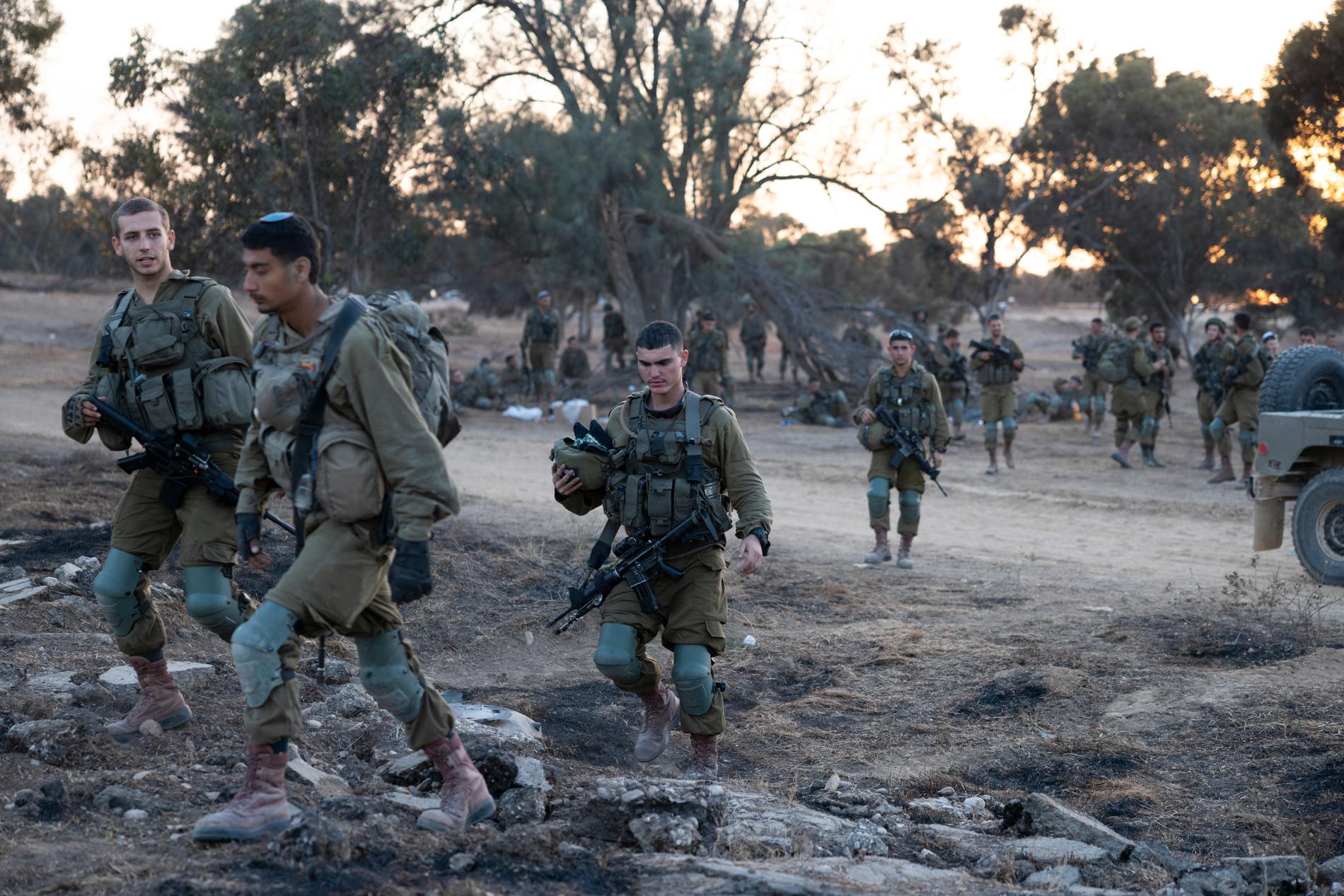 Israel mobiliserar sina trupper i Be’eri inför en invasion av Gaza. 