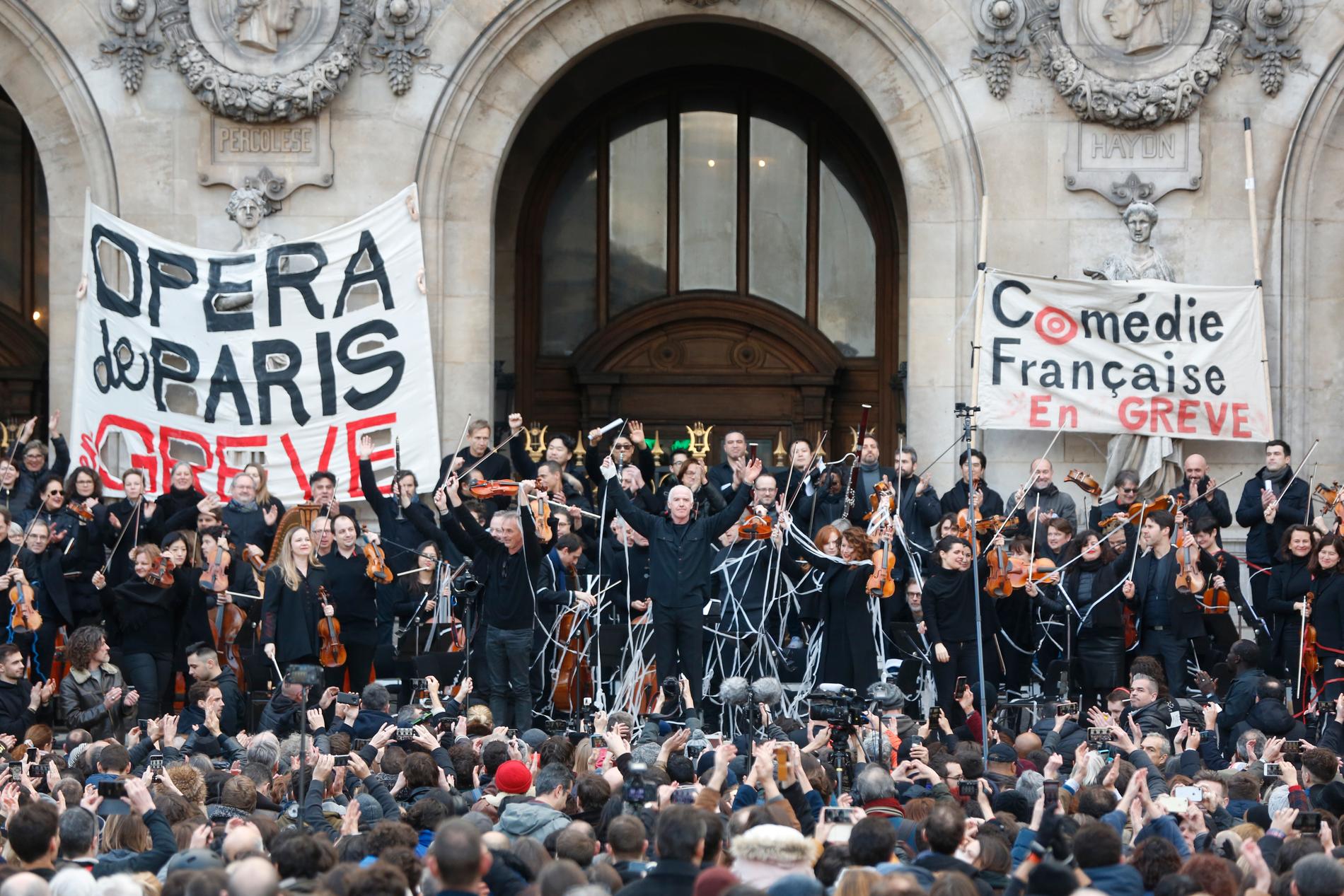 Strejkande musiker genomför i protest mot regeringens föreslagna pensionsreform en utomhusföreställning utanför Parisioperan på lördagen.